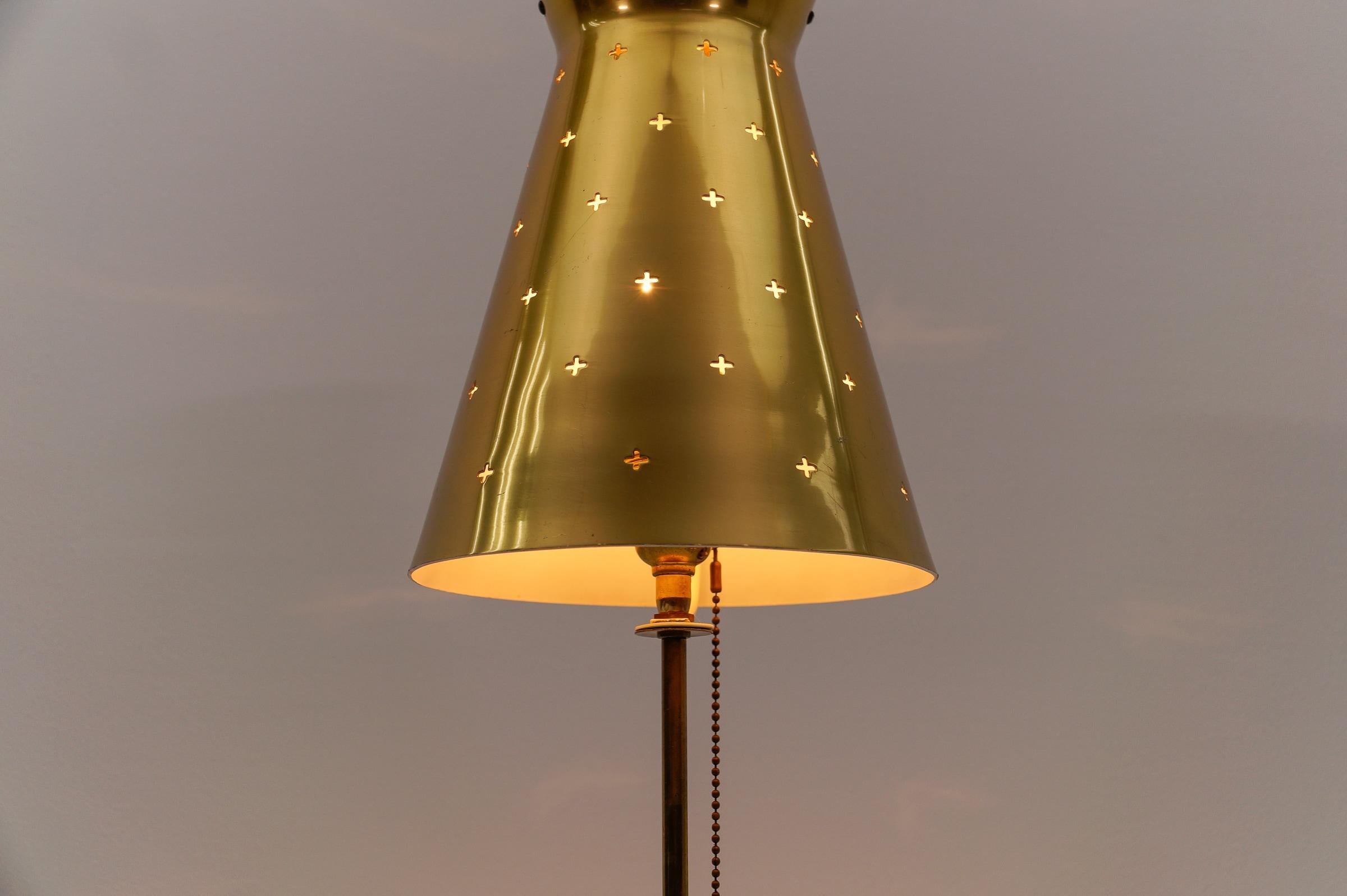 Charmante lampe de table en laiton de style moderne du milieu du siècle, années 1950 en vente 3