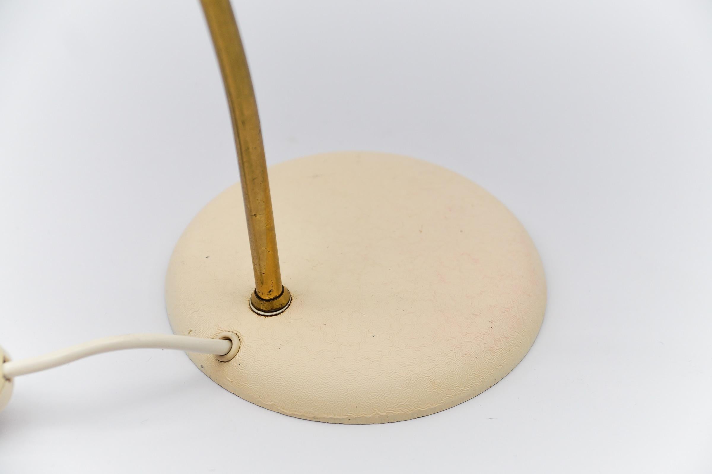 Deliziosa lampada da tavolo moderna di metà secolo in ottone, anni '50 in vendita 4