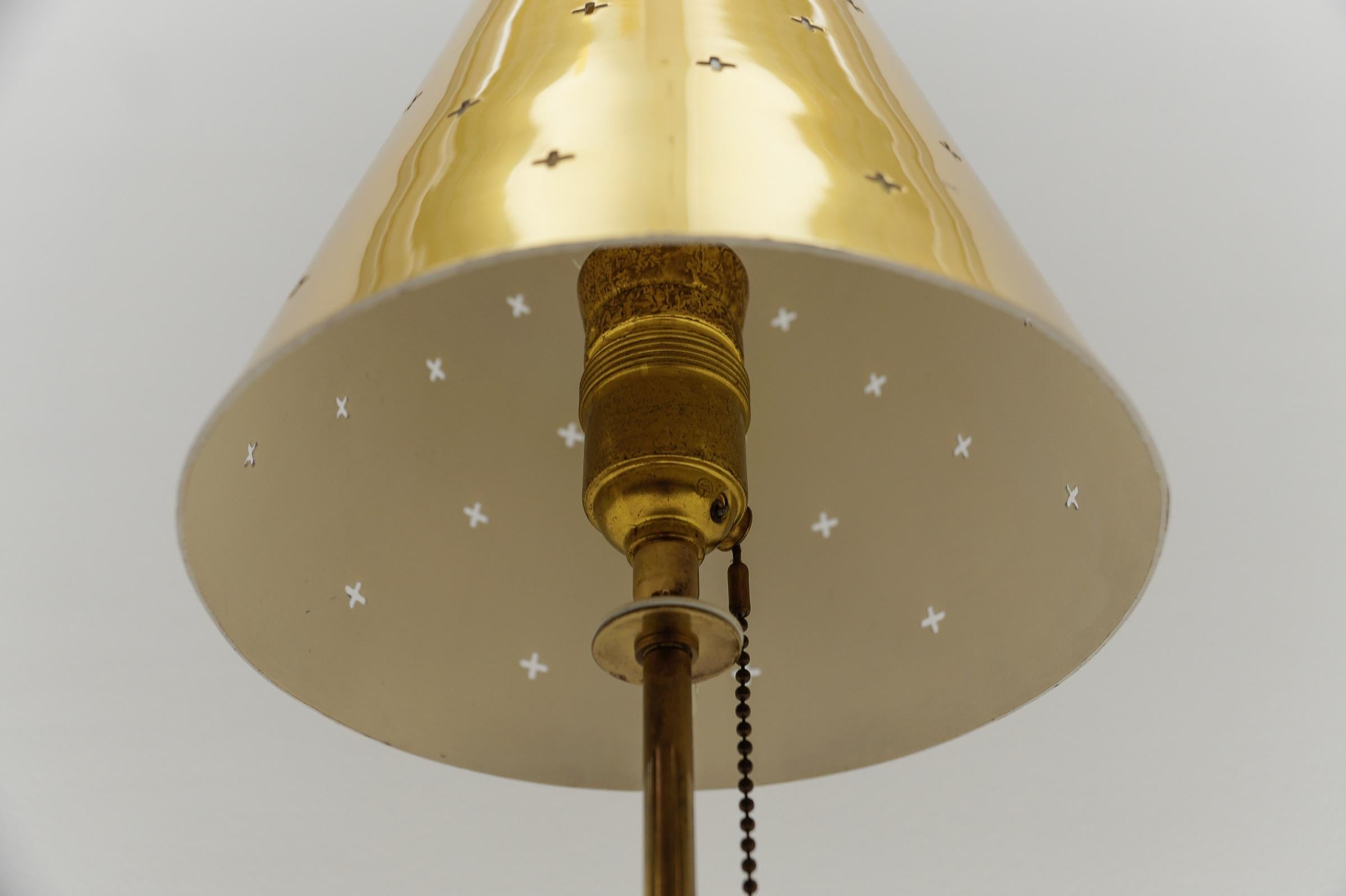 Charmante lampe de table en laiton de style moderne du milieu du siècle, années 1950 en vente 5