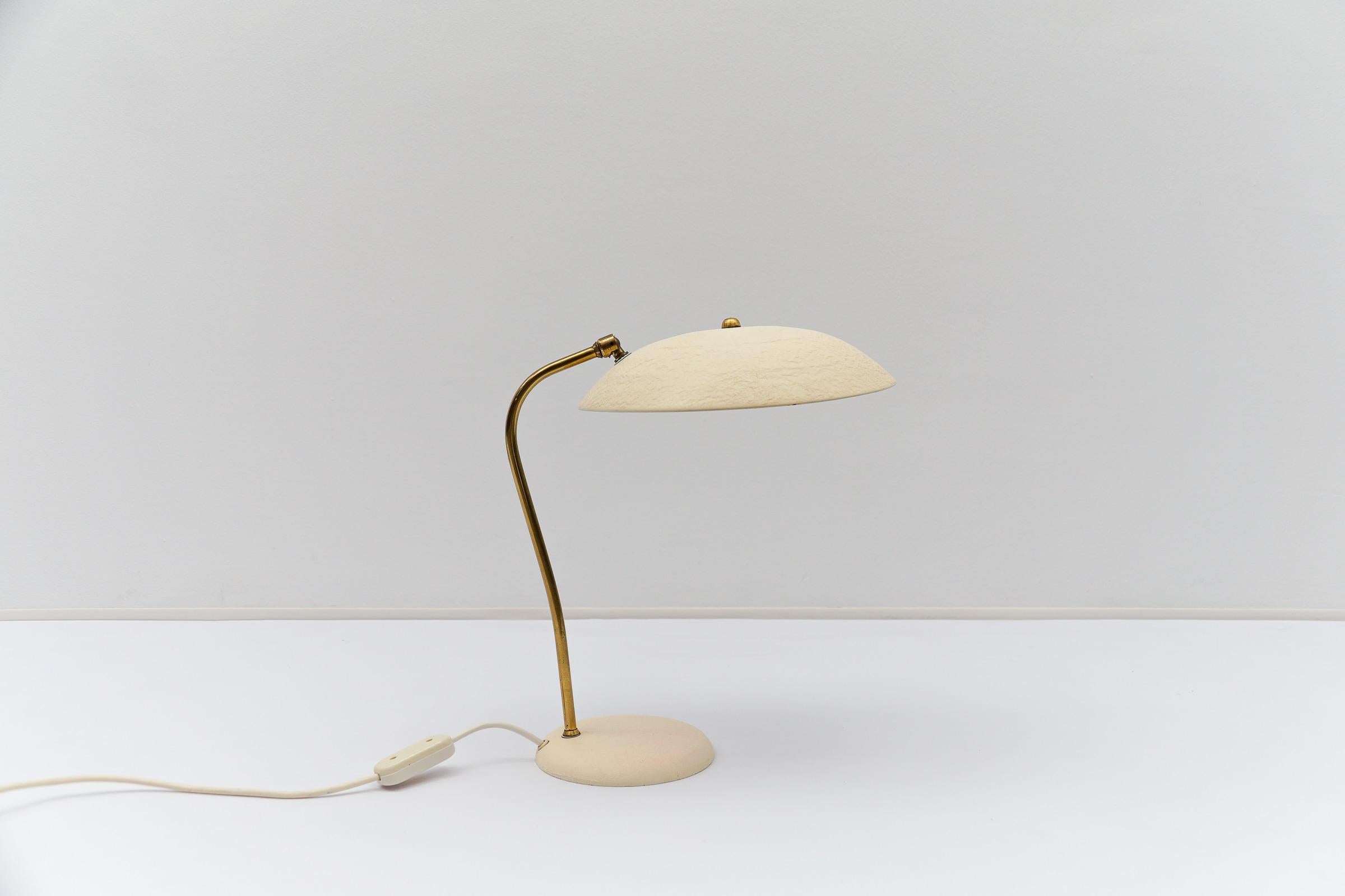 Deliziosa lampada da tavolo moderna di metà secolo in ottone, anni '50

La lampada necessita di 1 lampadina a vite E14 / E15 Edison, è cablata e funzionante. Funziona sia a 110 che a 230 volt.

Molto elegante e carino allo stesso tempo.

Le