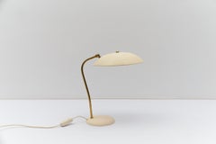 Preciosa lámpara de mesa moderna de mediados de siglo en latón, años 50