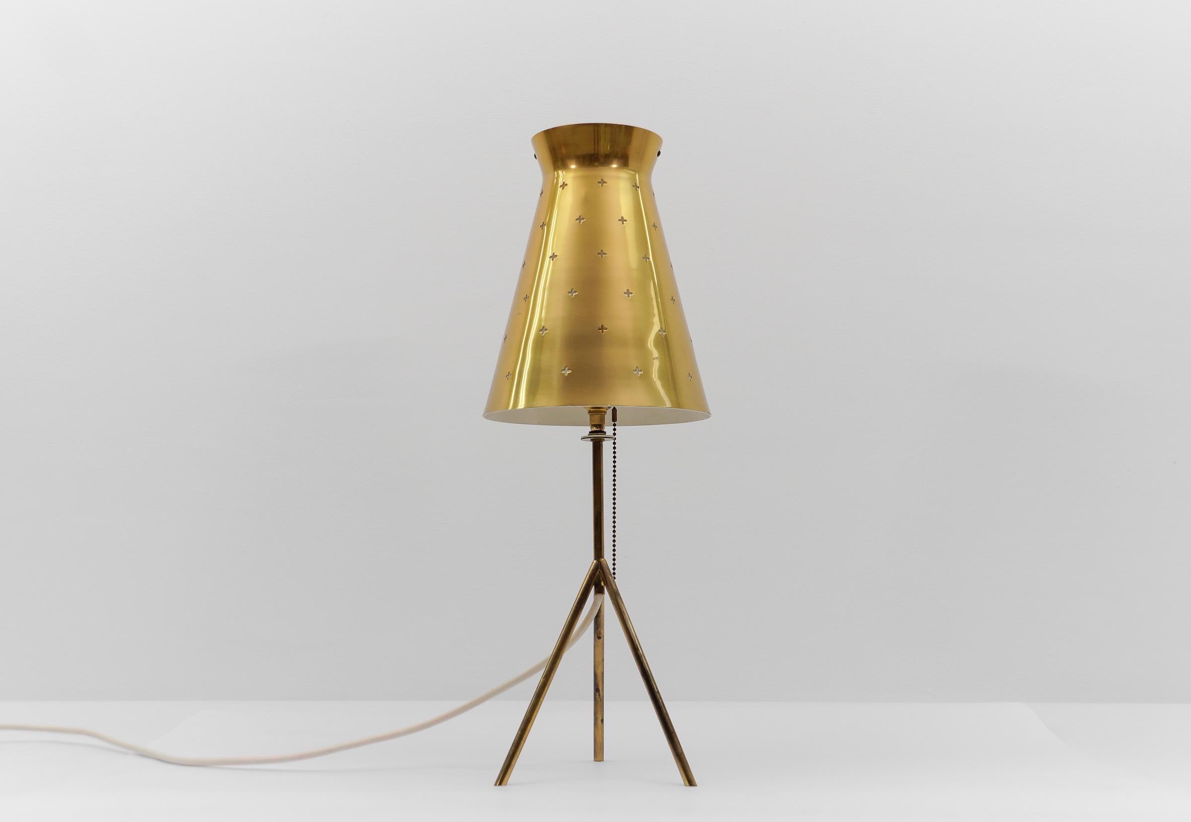 Charmante lampe de table en laiton moderne du milieu du siècle, années 1950

La lampe nécessite une ampoule à vis Edison E14 / E15. Elle est câblée et en état de marche. Il fonctionne à la fois sur 110 et 230 volts.

Très élégant et mignon à la