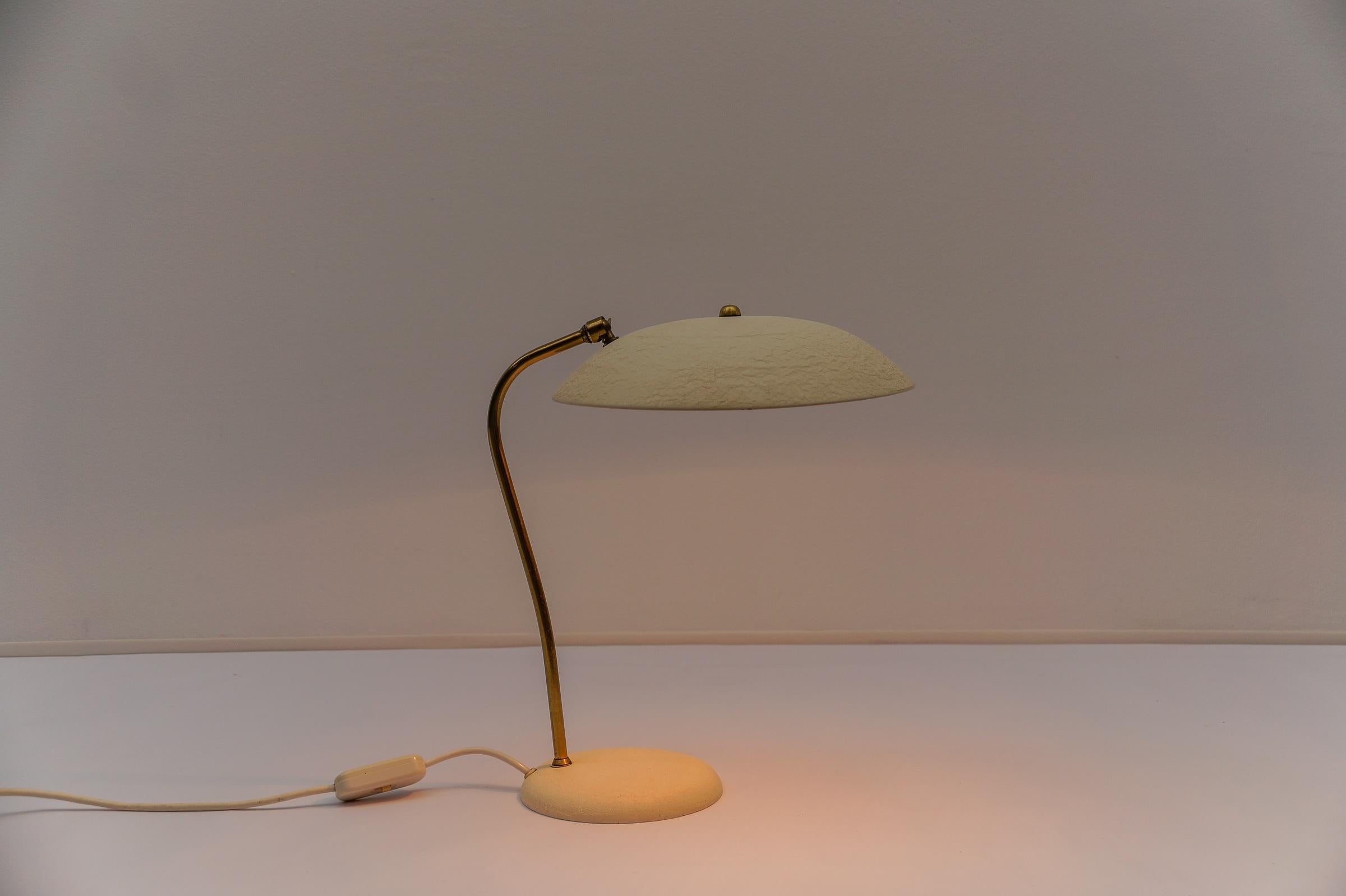 Mid-Century moderno Deliziosa lampada da tavolo moderna di metà secolo in ottone, anni '50 in vendita