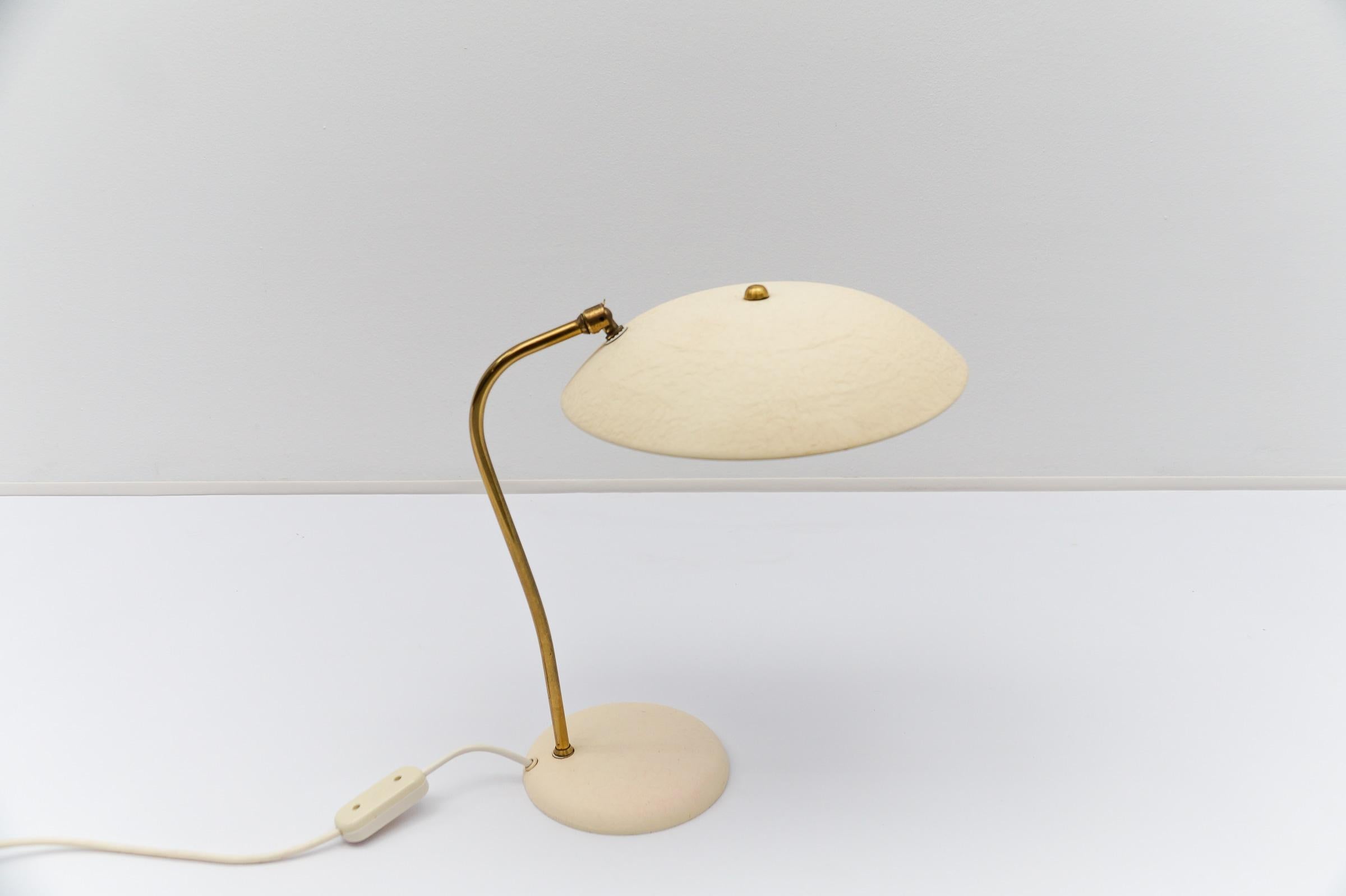 Tedesco Deliziosa lampada da tavolo moderna di metà secolo in ottone, anni '50 in vendita