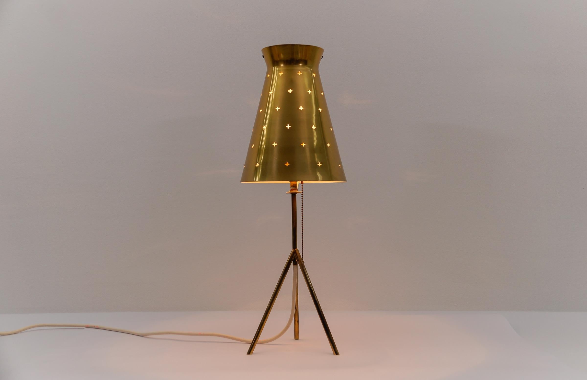 Allemand Charmante lampe de table en laiton de style moderne du milieu du siècle, années 1950 en vente
