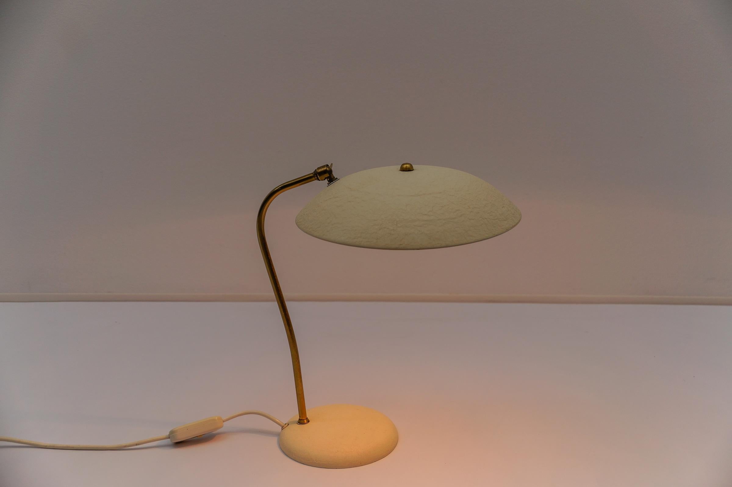 Deliziosa lampada da tavolo moderna di metà secolo in ottone, anni '50 In condizioni buone in vendita a Nürnberg, Bayern
