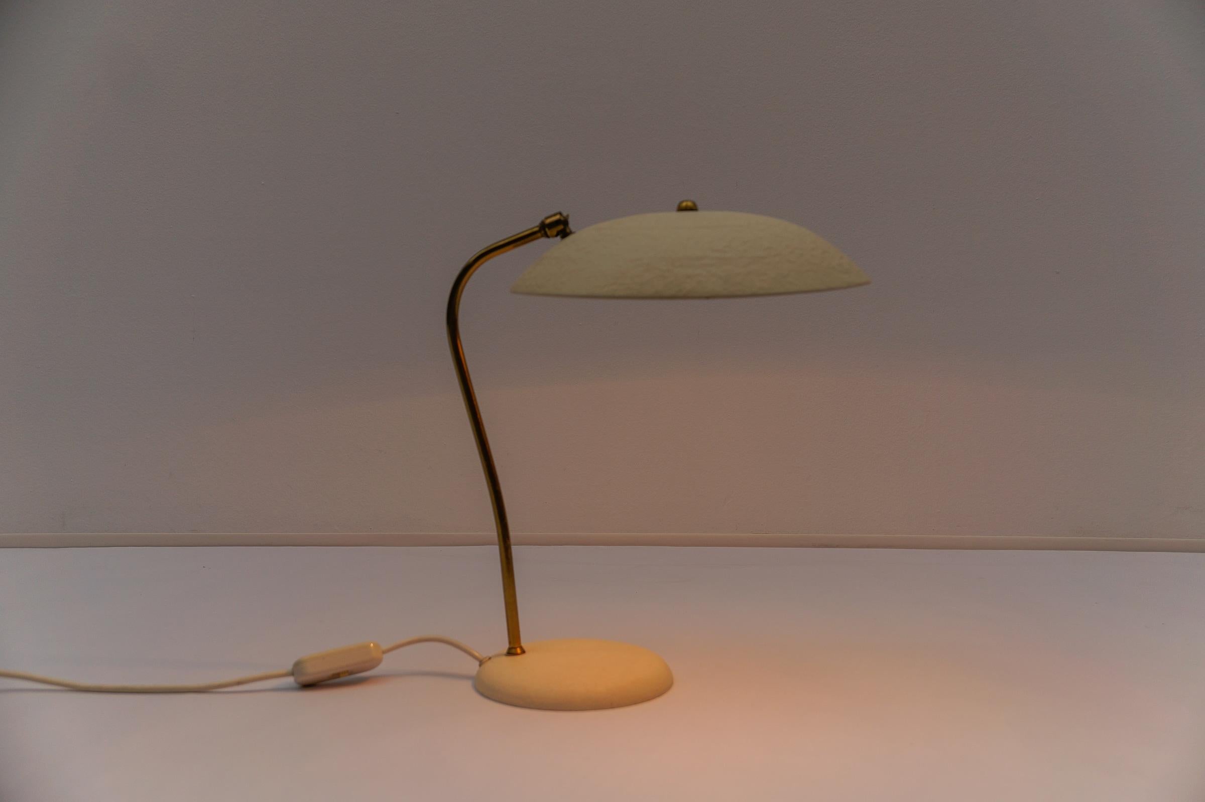 Metà XX secolo Deliziosa lampada da tavolo moderna di metà secolo in ottone, anni '50 in vendita