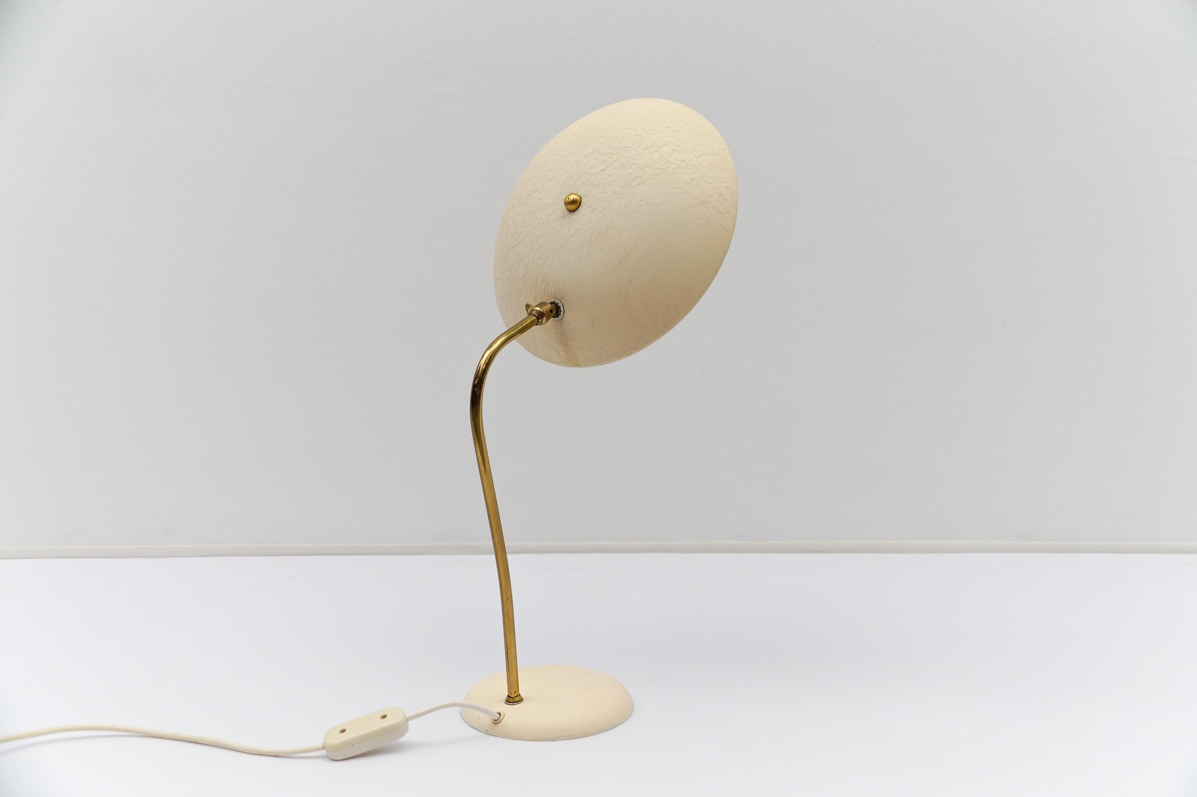 Metallo Deliziosa lampada da tavolo moderna di metà secolo in ottone, anni '50 in vendita