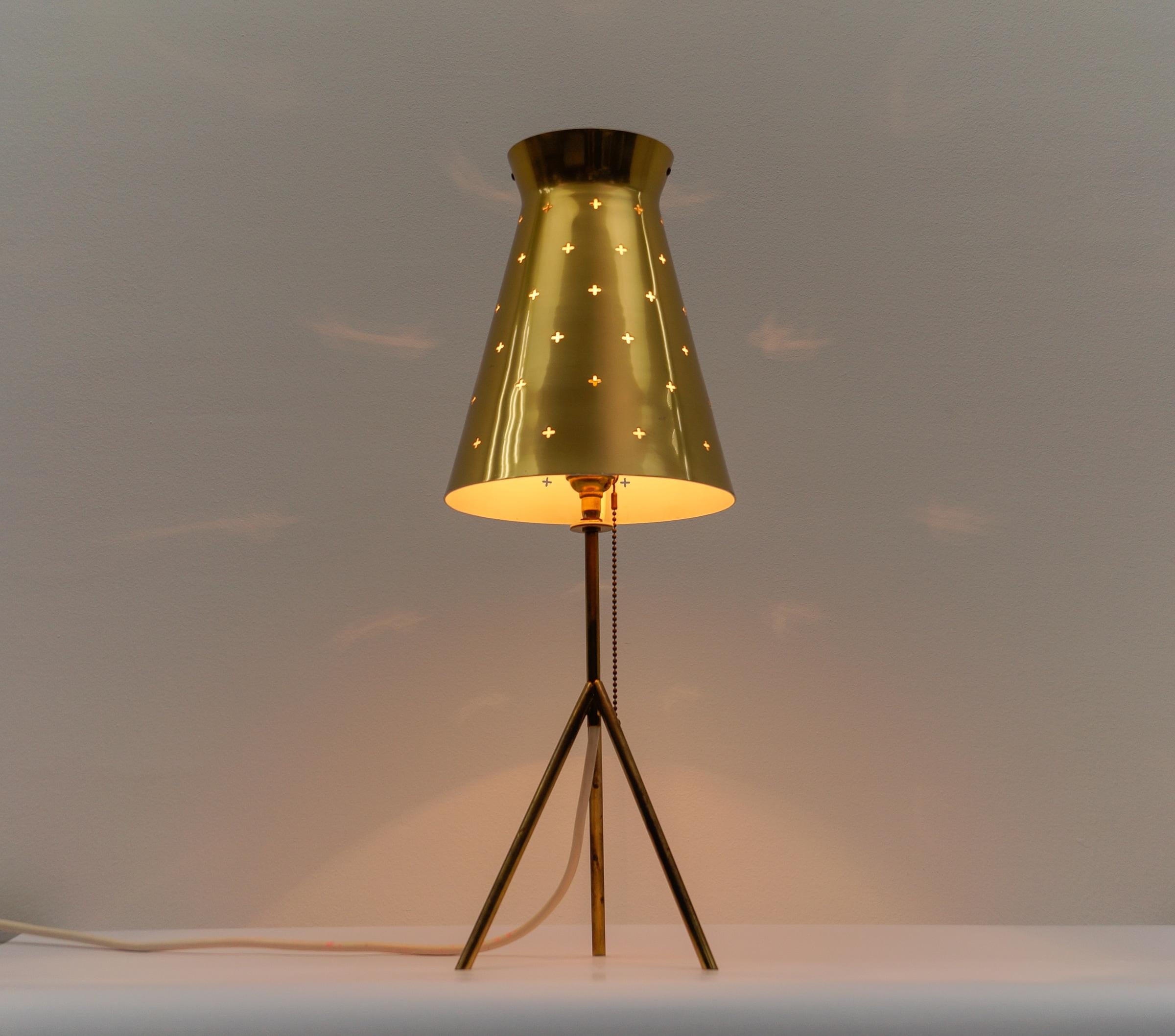 Métal Charmante lampe de table en laiton de style moderne du milieu du siècle, années 1950 en vente