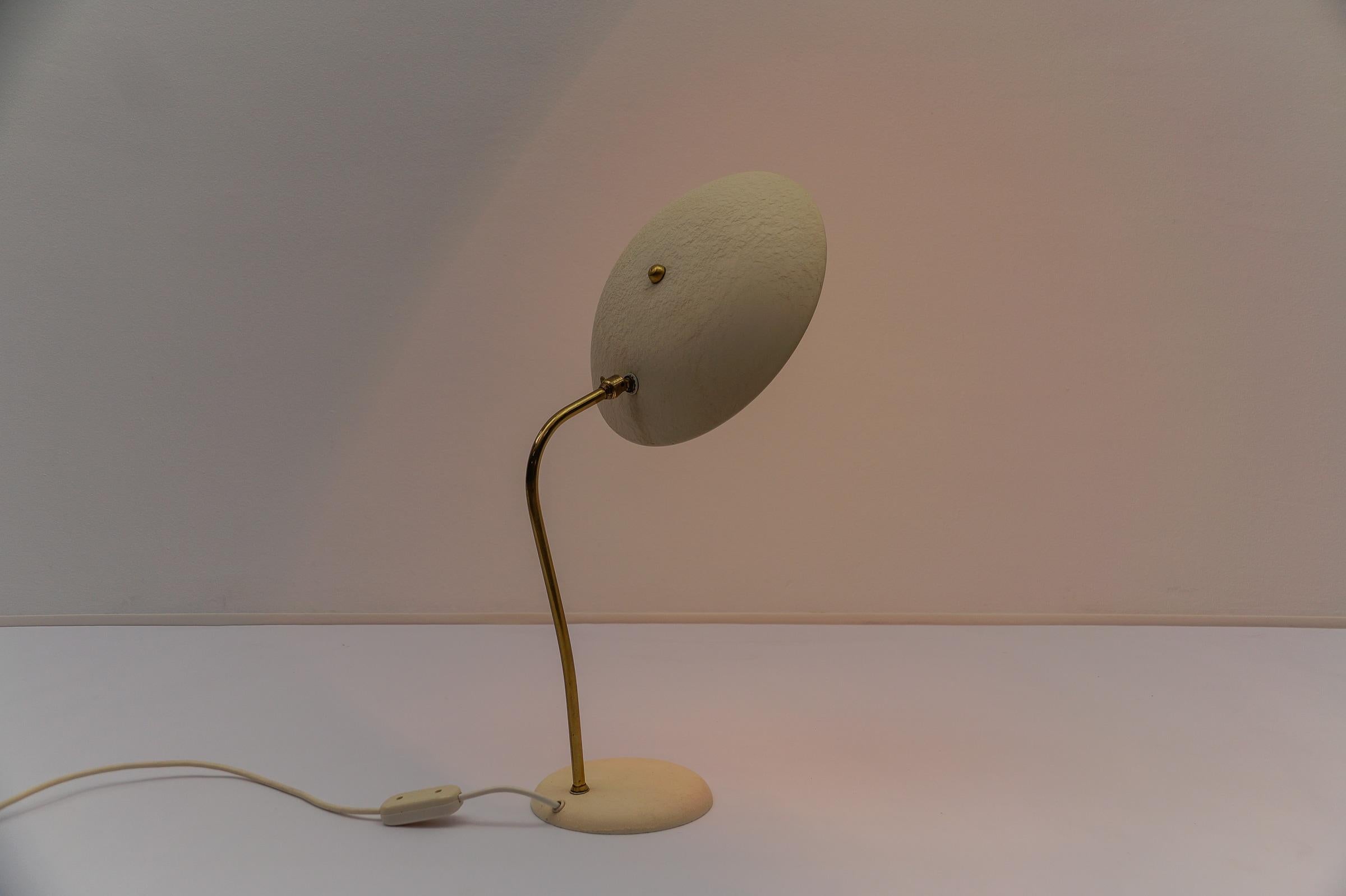 Deliziosa lampada da tavolo moderna di metà secolo in ottone, anni '50 in vendita 1