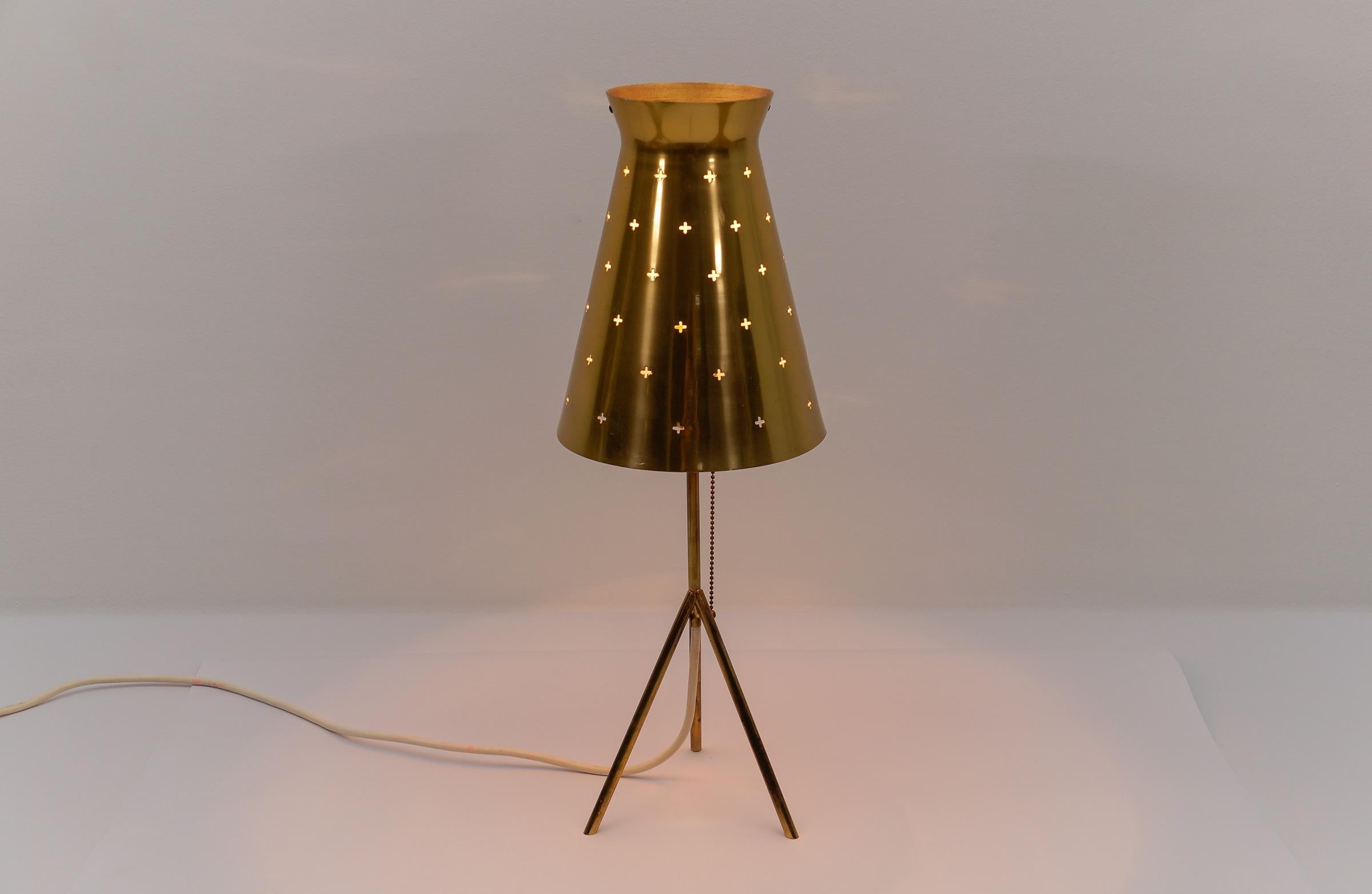 Charmante lampe de table en laiton de style moderne du milieu du siècle, années 1950 en vente 1