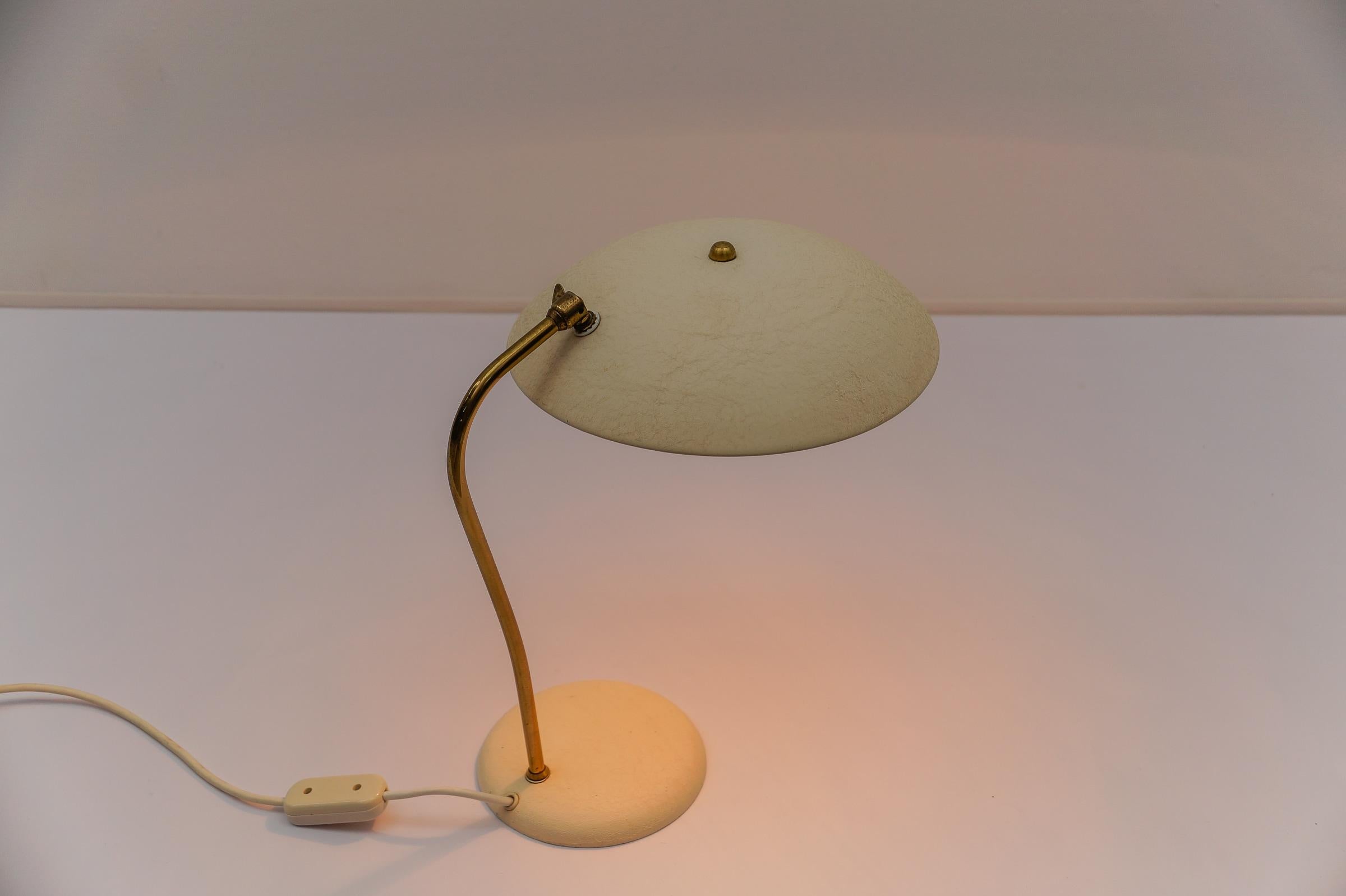 Deliziosa lampada da tavolo moderna di metà secolo in ottone, anni '50 in vendita 2