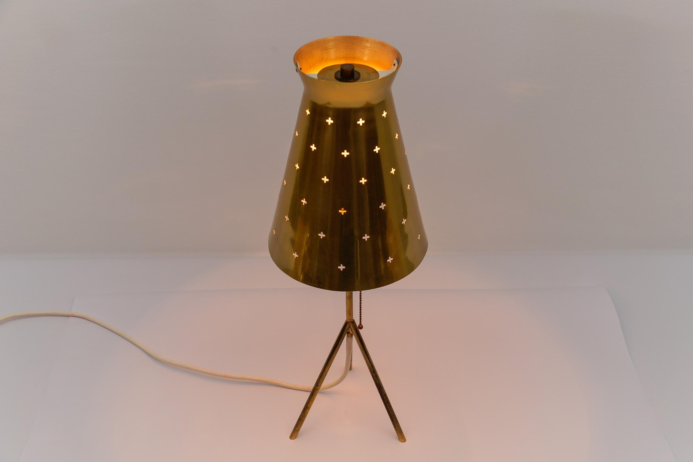 Charmante lampe de table en laiton de style moderne du milieu du siècle, années 1950 en vente 2