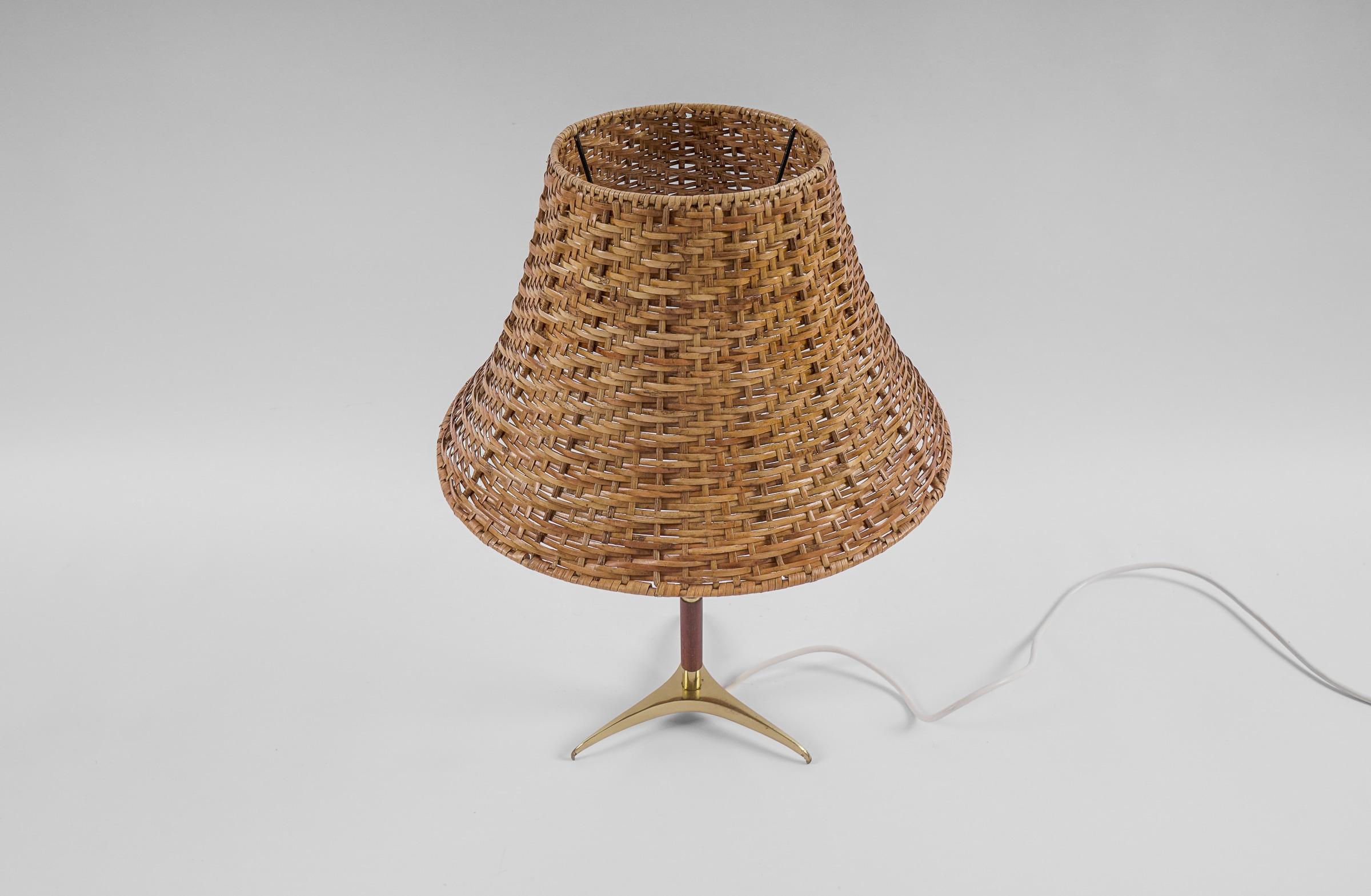 Lovely Mid-Century Modern Table Lamp in Brass, Wicker and Teak, 1950s, Austria For Sale 7