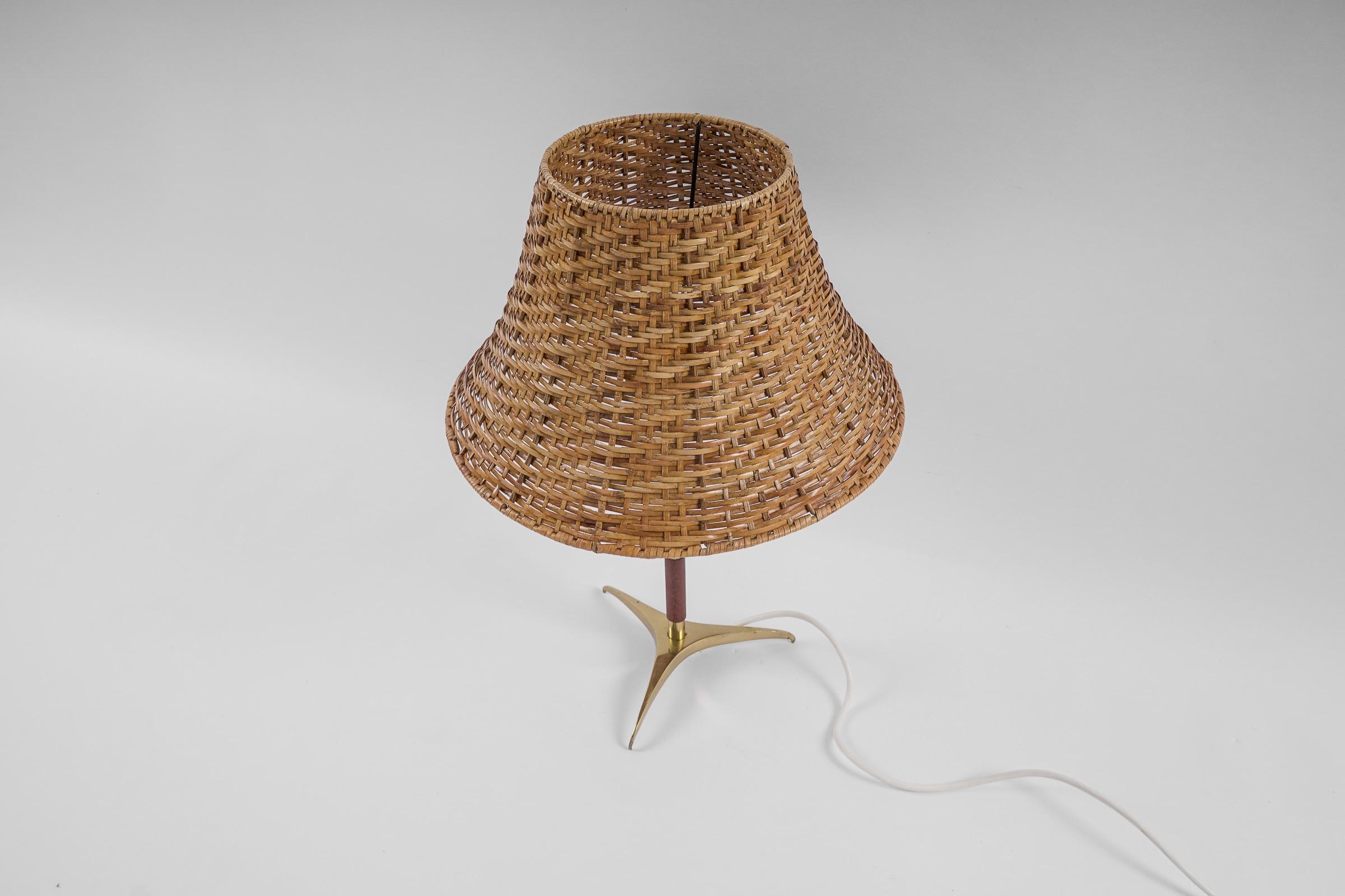 Lovely Mid-Century Modern Table Lamp in Brass, Wicker and Teak, 1950s, Austria For Sale 8