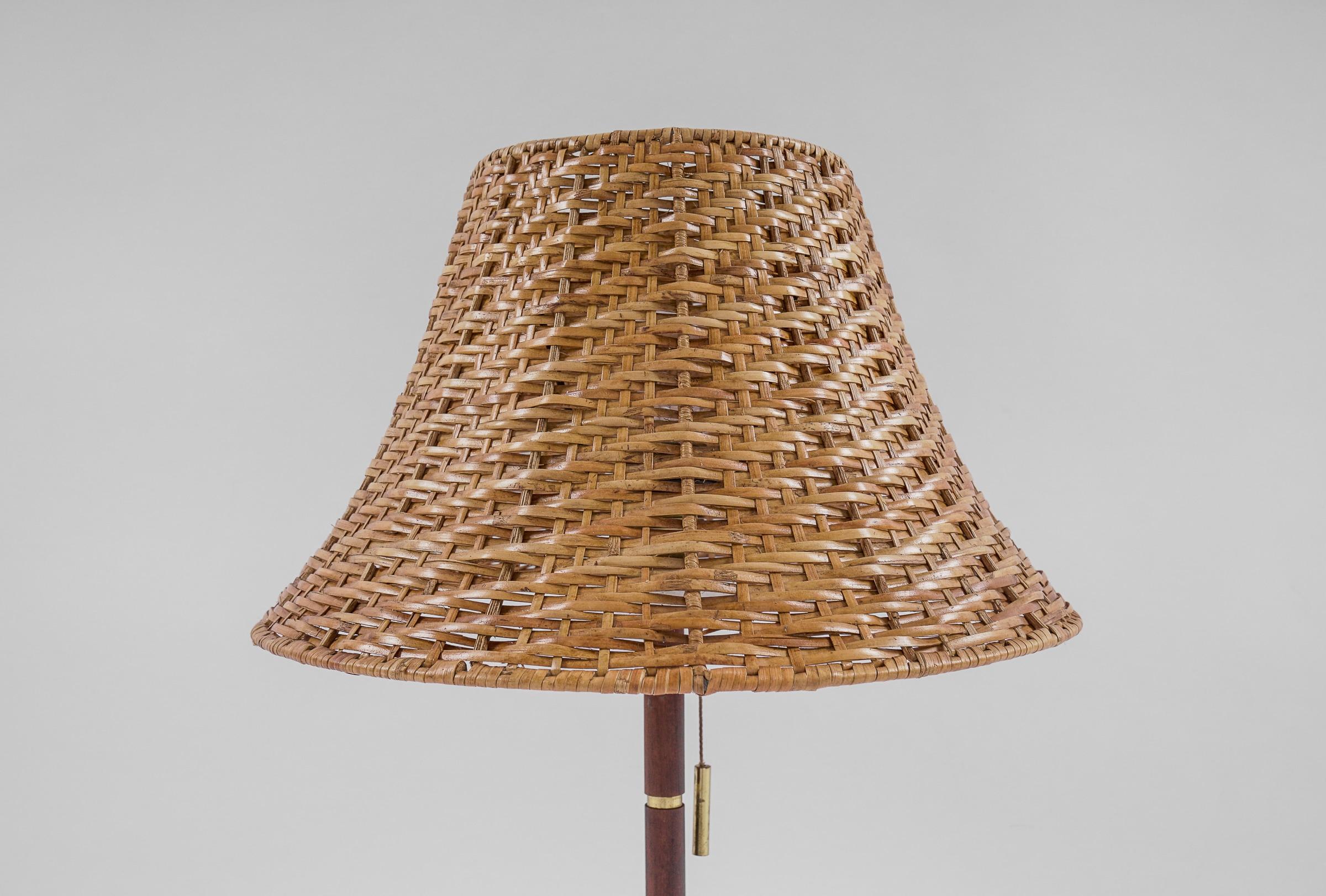 Lovely Mid-Century Modern Table Lamp in Brass, Wicker and Teak, 1950s, Austria For Sale 9