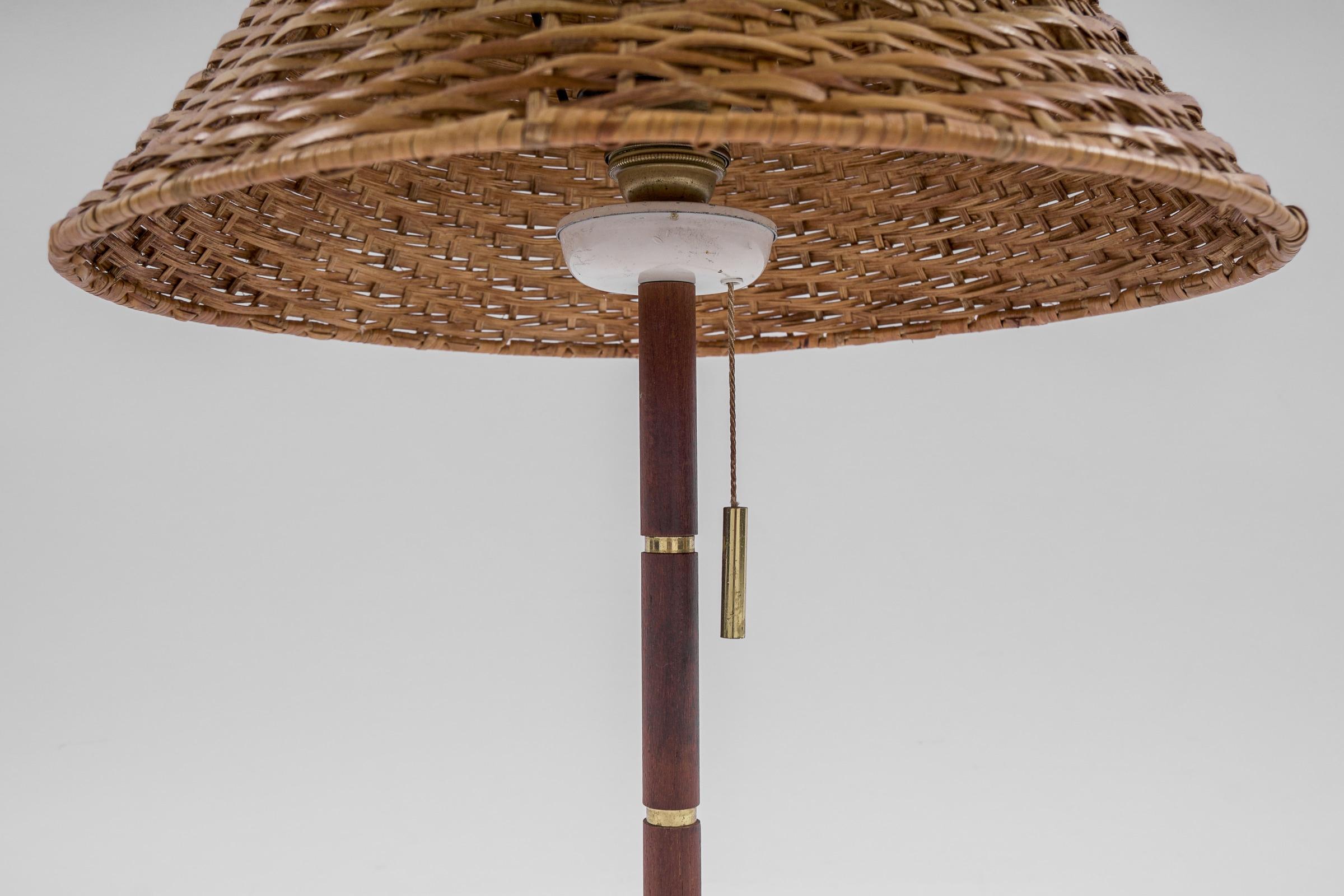 Lovely Mid-Century Modern Table Lamp in Brass, Wicker and Teak, 1950s, Austria For Sale 10