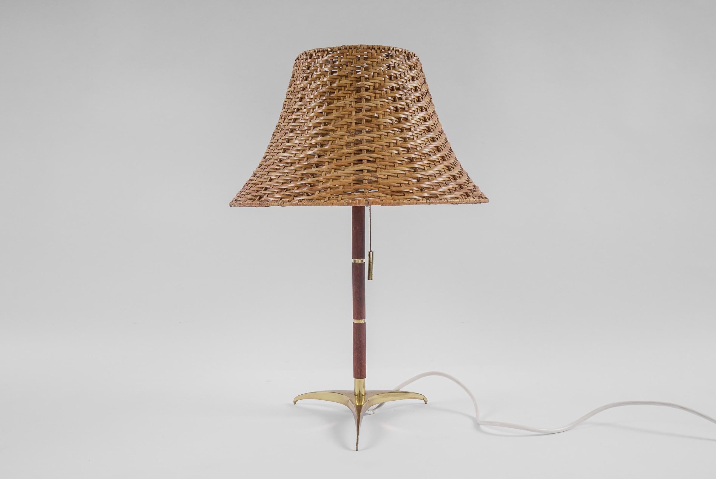 Lovely Mid-Century Modern Table Lamp in Brass, Wicker and Teak, 1950s, Austria

A premium maretial mix of brass, teak and wicker.

The color combination and proportions are perfect.

Light bulbs are not included.
