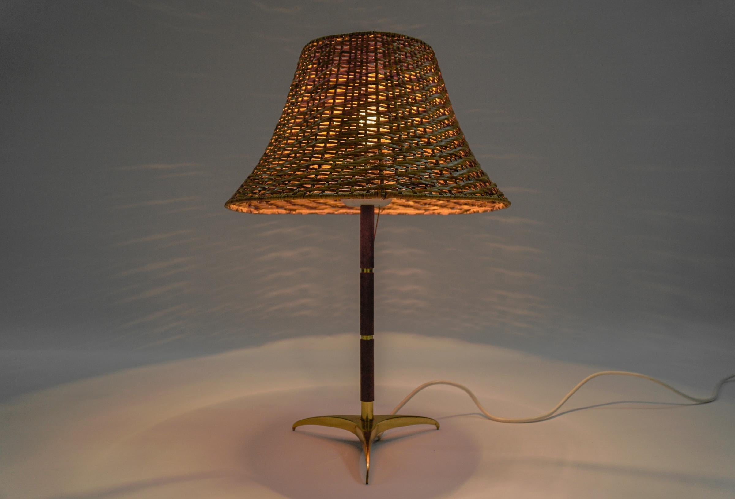 Lovely Mid-Century Modern Table Lamp in Brass, Wicker and Teak, 1950s, Austria In Good Condition For Sale In Nürnberg, Bayern