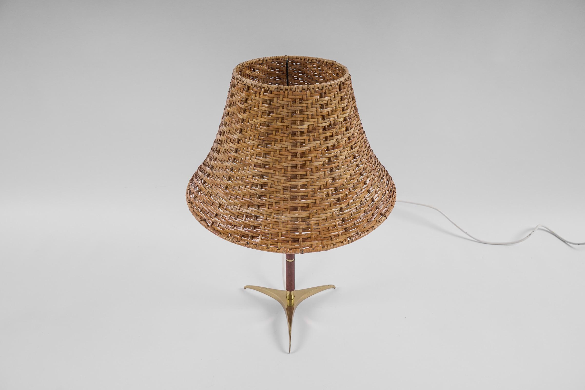 Lovely Mid-Century Modern Table Lamp in Brass, Wicker and Teak, 1950s, Austria For Sale 1