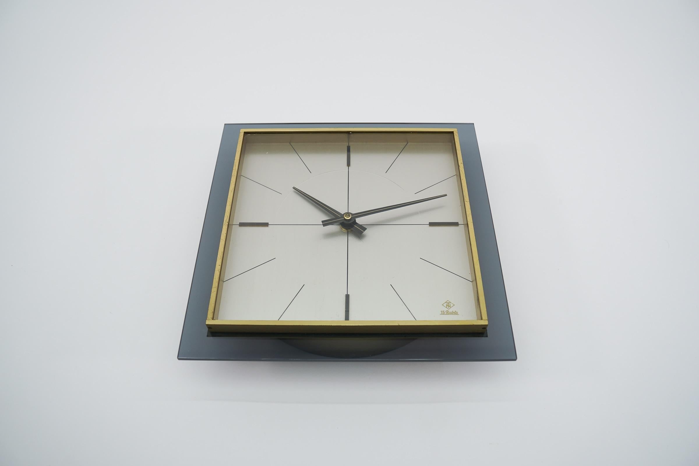 Splendido orologio da parete realizzato in ottone, metallo e acrilico. 

Uno dei modelli più belli che abbia mai visto finora.

Un'attrazione per eccellenza.

Prodotto in Germania.

Orologio elettrico a batteria.