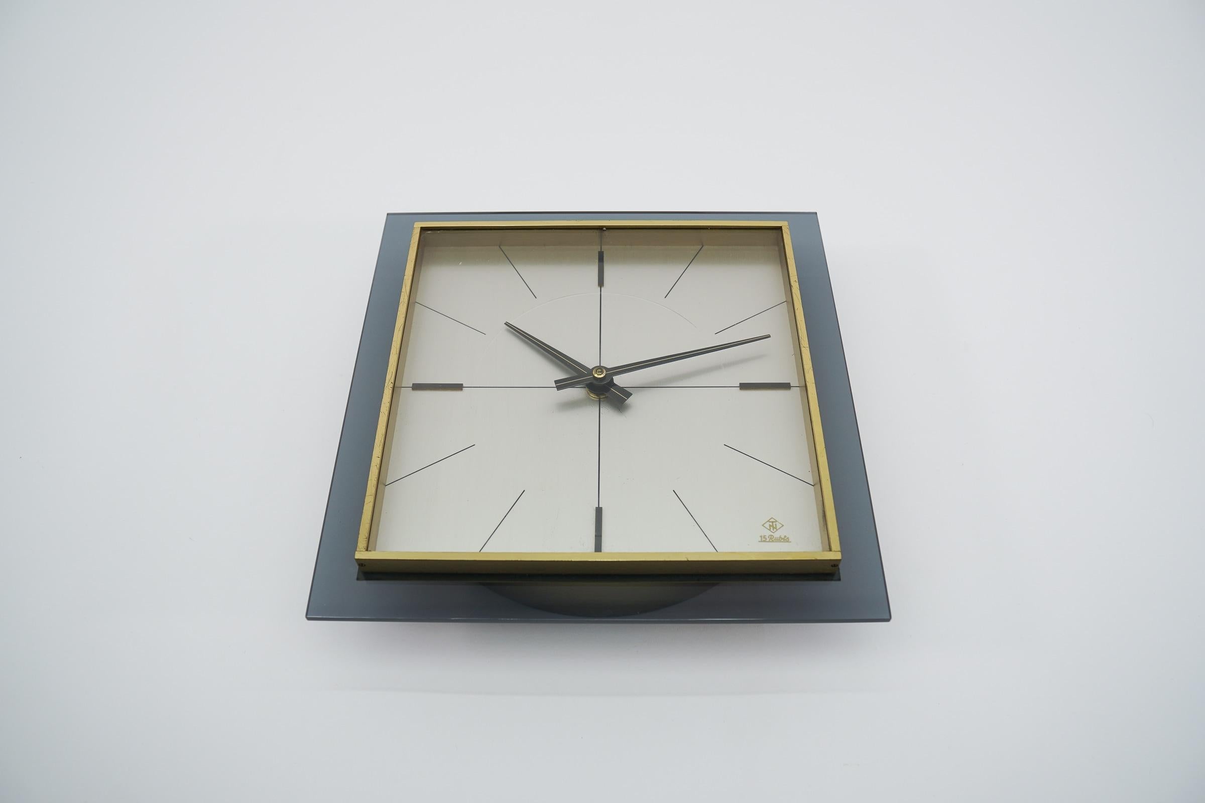 Stunning wall clock made of brass, metal and acrylic. 

One of the most beautiful models I have seen to date.

An eye catcher par excellence.

Made in Germany.

Electric, battery operated clock.