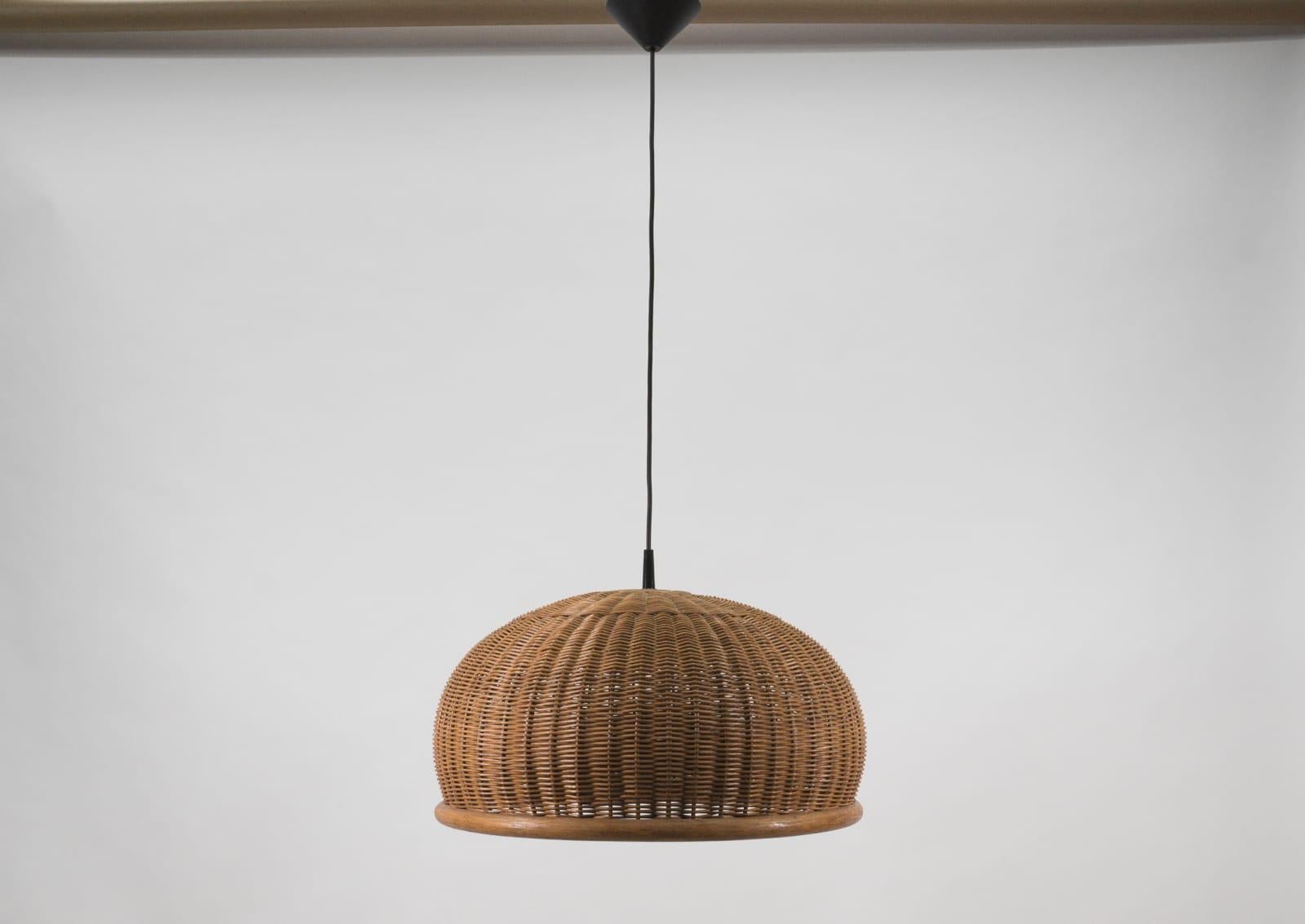 Lovely Mid-Century Modern Wicker Pendant Lamp, 1960s Italy In Good Condition For Sale In Nürnberg, Bayern