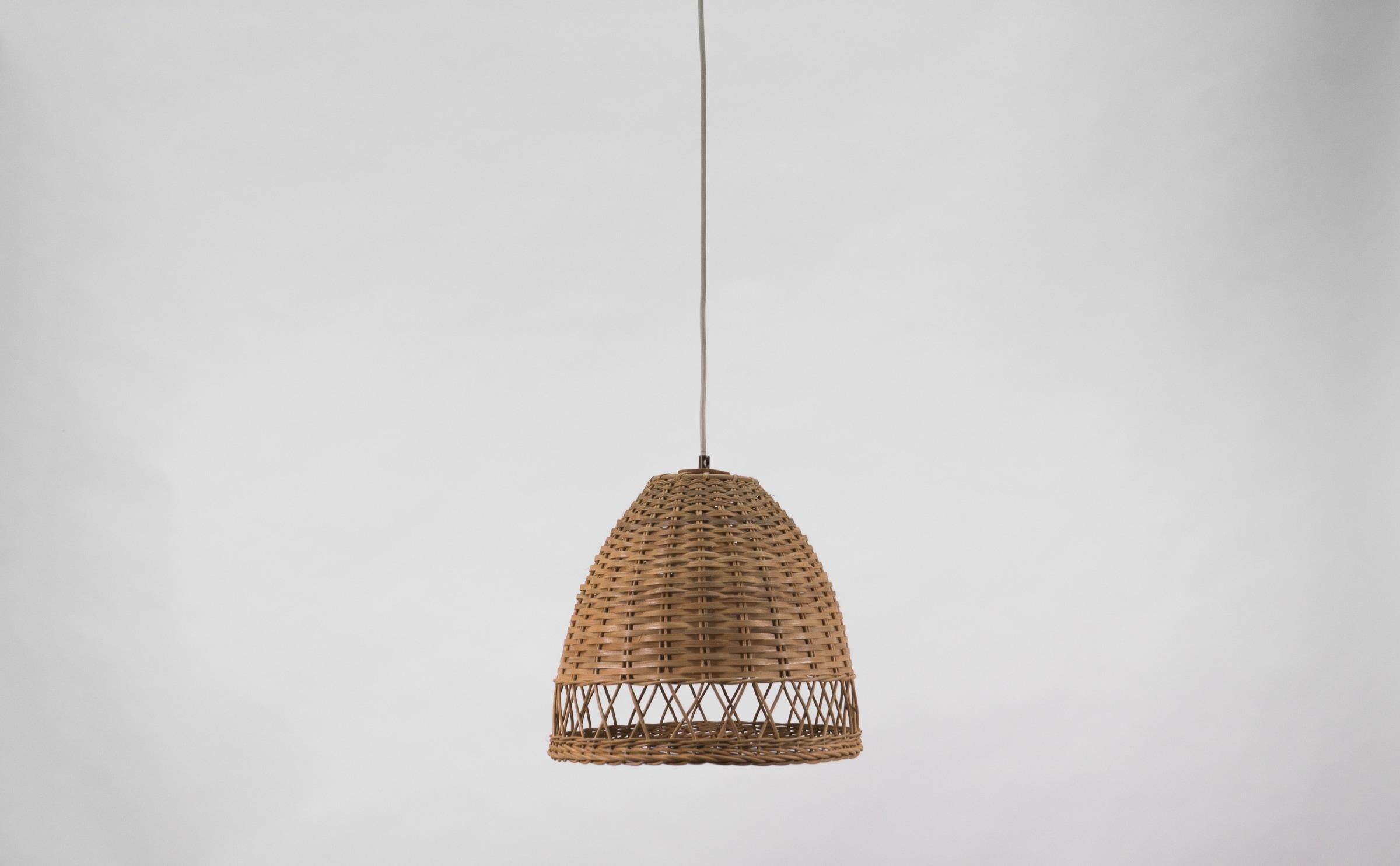 Lovely Mid-Century Modern Wicker Pendant Lamp, 1960s Italy For Sale 1