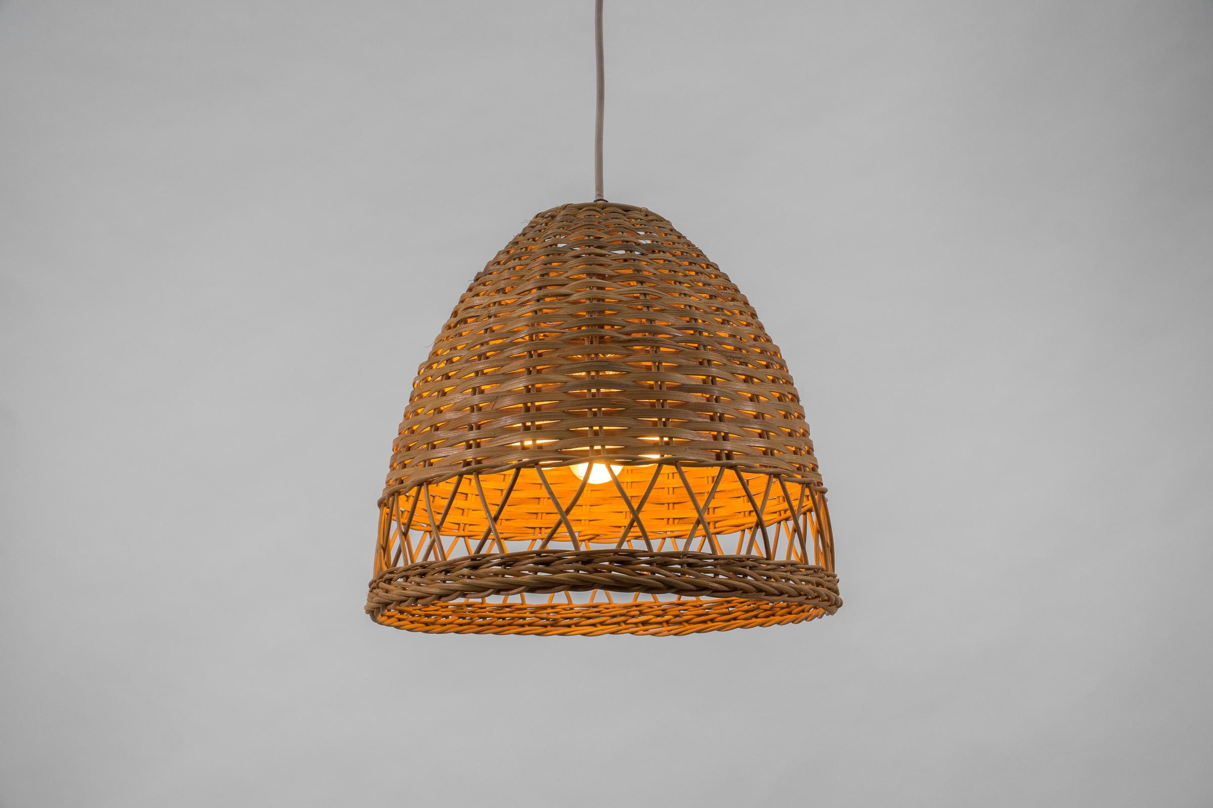 Lovely Mid-Century Modern Wicker Pendant Lamp, 1960s Italy For Sale 3