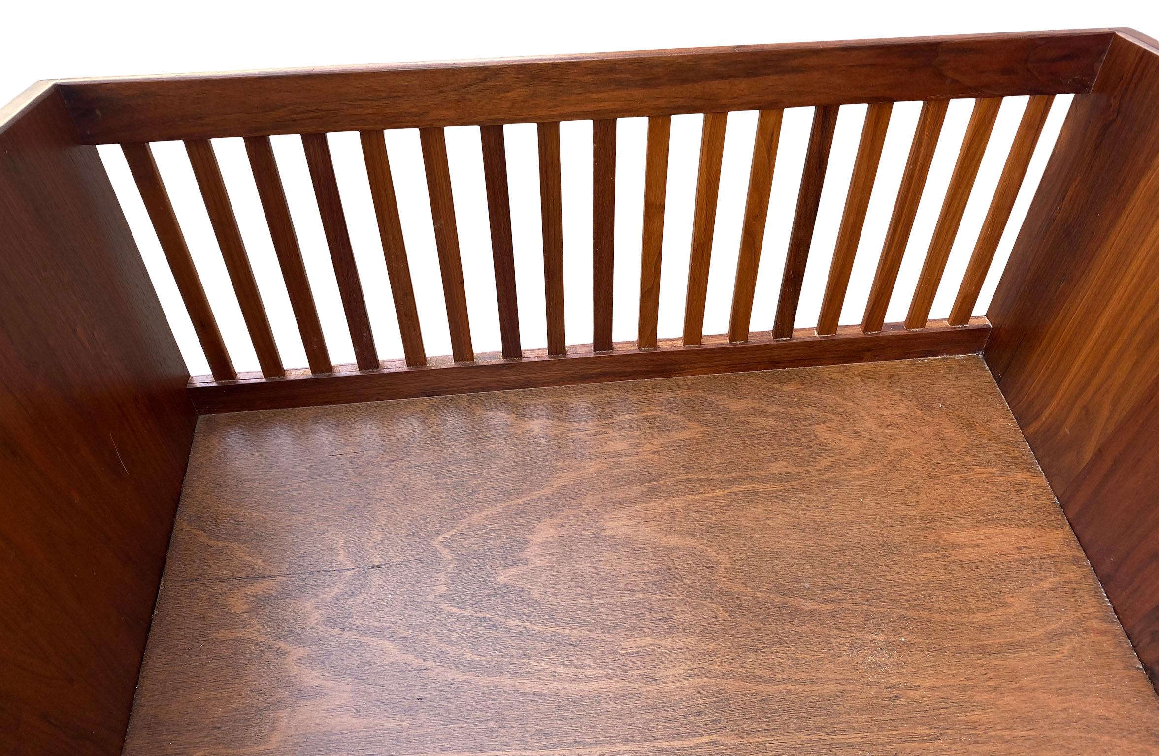 Preciosa cuna de madera maciza de nogal de mediados de siglo Studio Craft Cuna con capazo abatible para bebé y niño en venta 5