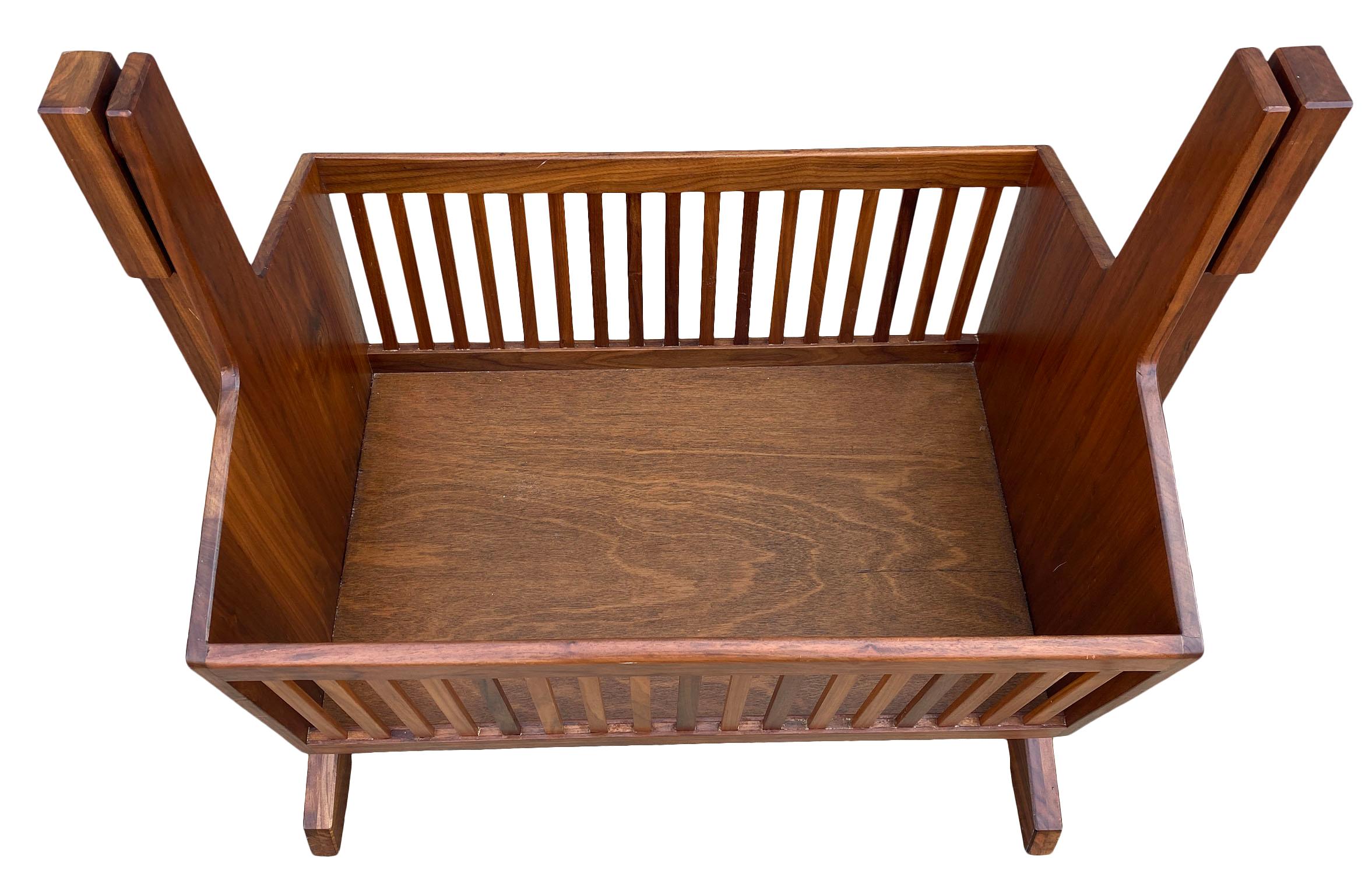 Preciosa cuna de madera maciza de nogal de mediados de siglo Studio Craft Cuna con capazo abatible para bebé y niño Moderno de mediados de siglo en venta