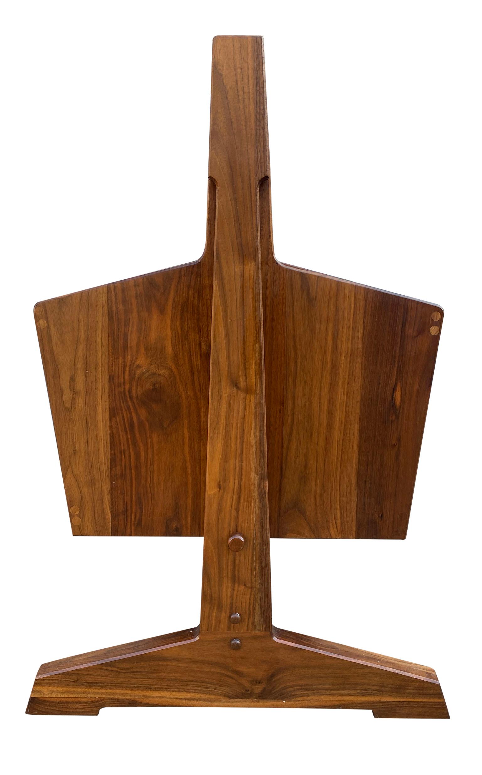 Preciosa cuna de madera maciza de nogal de mediados de siglo Studio Craft Cuna con capazo abatible para bebé y niño Estadounidense en venta