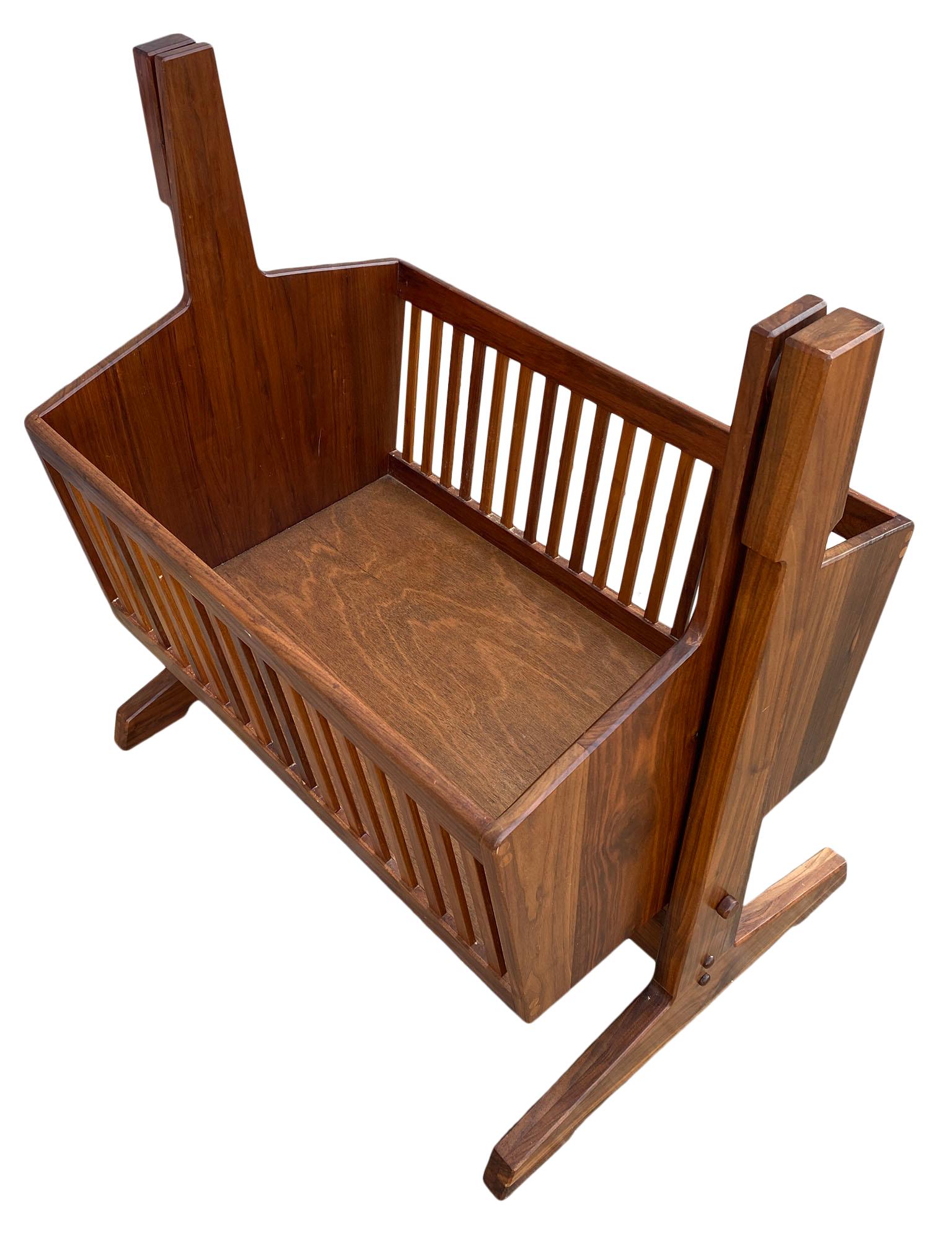 Fin du 20e siècle Lovely Midcentury Solid Walnut Studio Craft Baby Child Swinging Bassinet Crib en vente