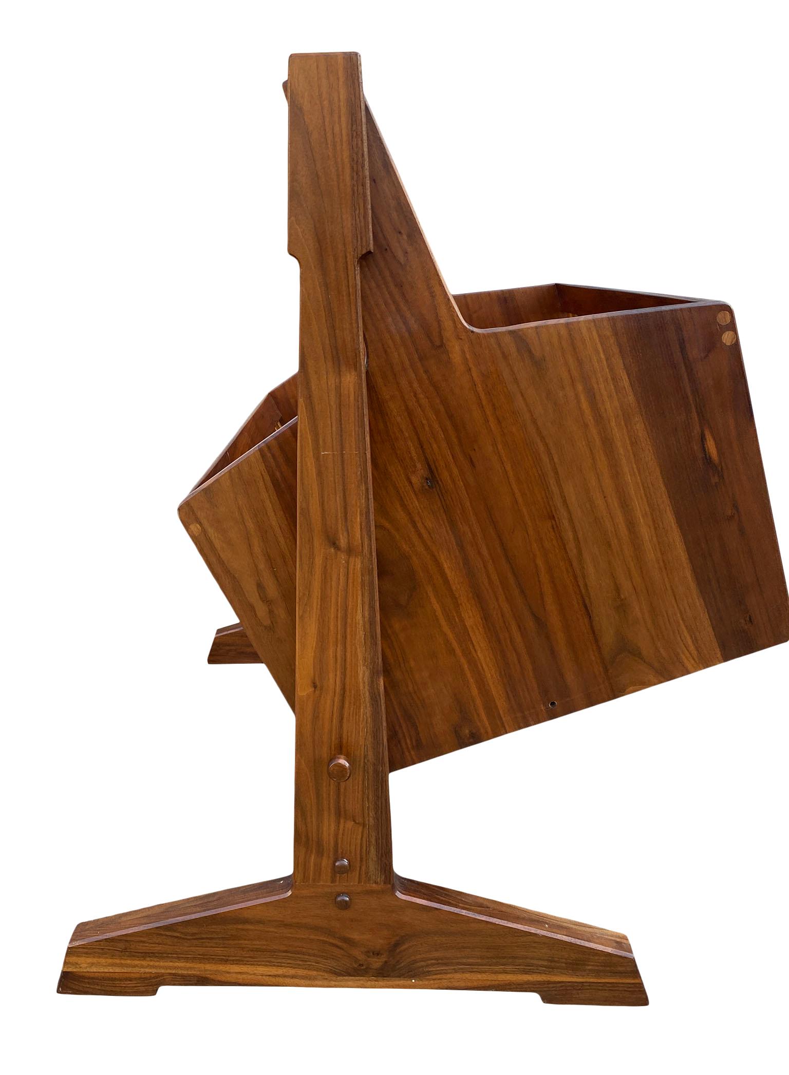Preciosa cuna de madera maciza de nogal de mediados de siglo Studio Craft Cuna con capazo abatible para bebé y niño en venta 1