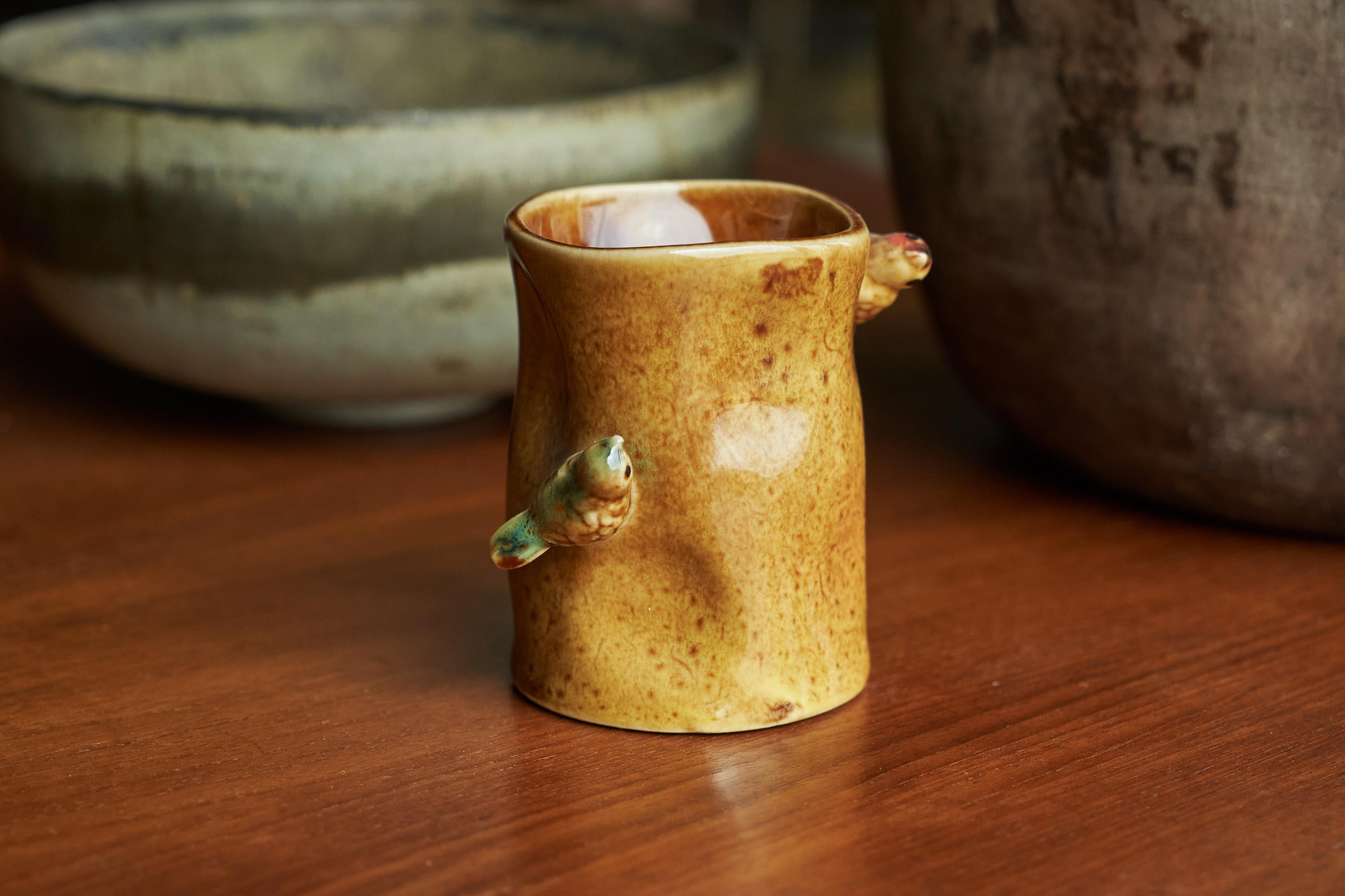 Joli vase en poterie de studio du milieu du siècle avec des oiseaux, Europe, années 1960.

Il s'agit d'un très joli vase de petite taille avec des oiseaux. Magnifiquement émaillé dans une couleur ocre vibrante avec quelques couleurs supplémentaires