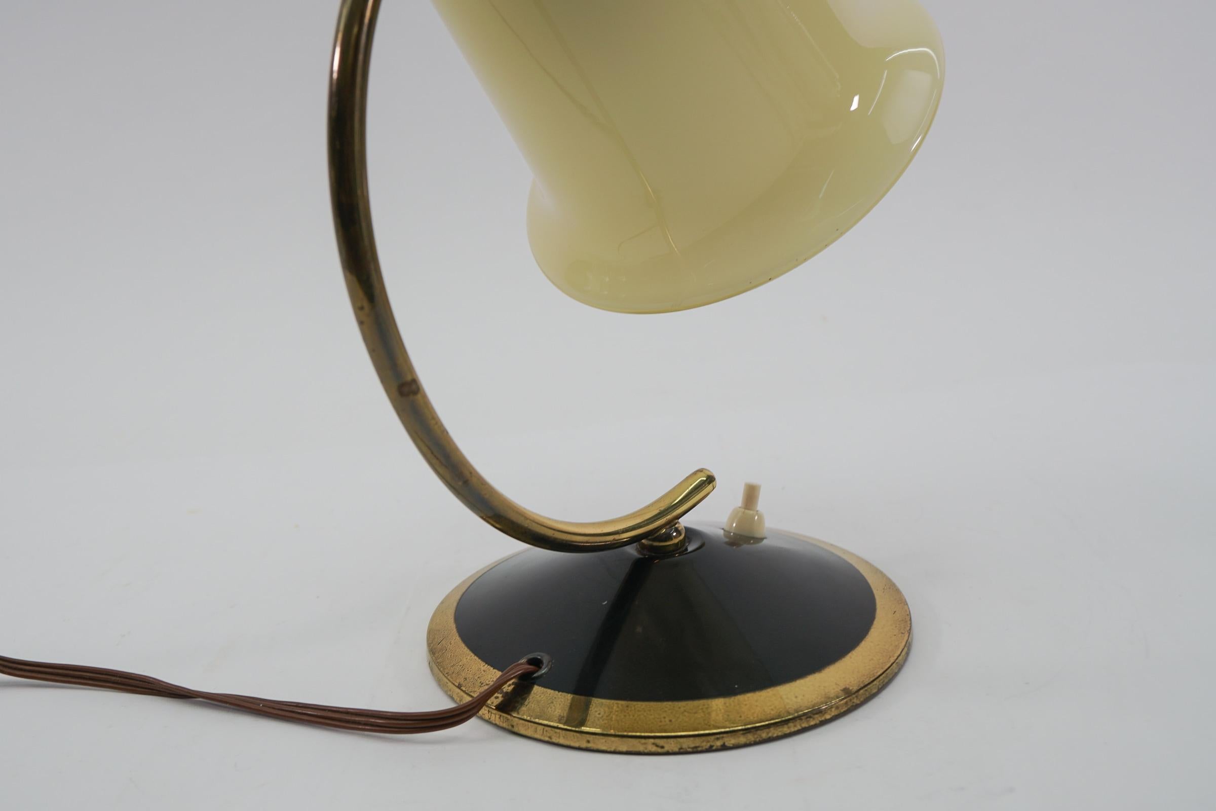 Preciosa lámpara de mesa de mediados de siglo en vidrio y latón, años 50, Austria en venta 3
