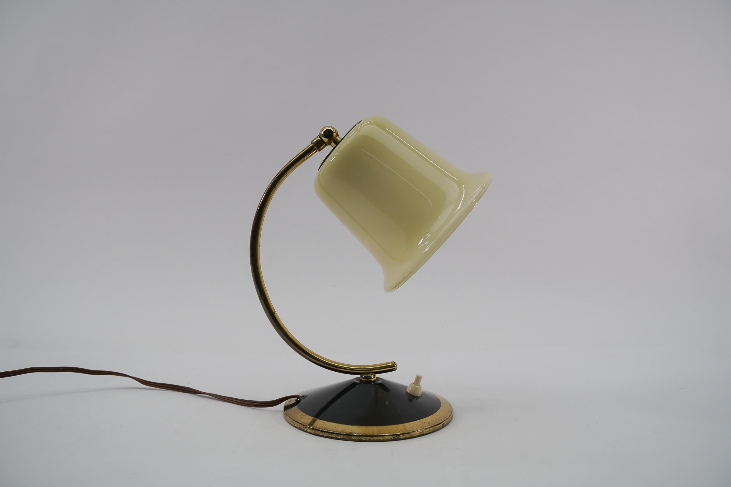 Ravissante lampe de bureau du milieu du siècle en verre et laiton, Autriche, années 1950 en vente 4
