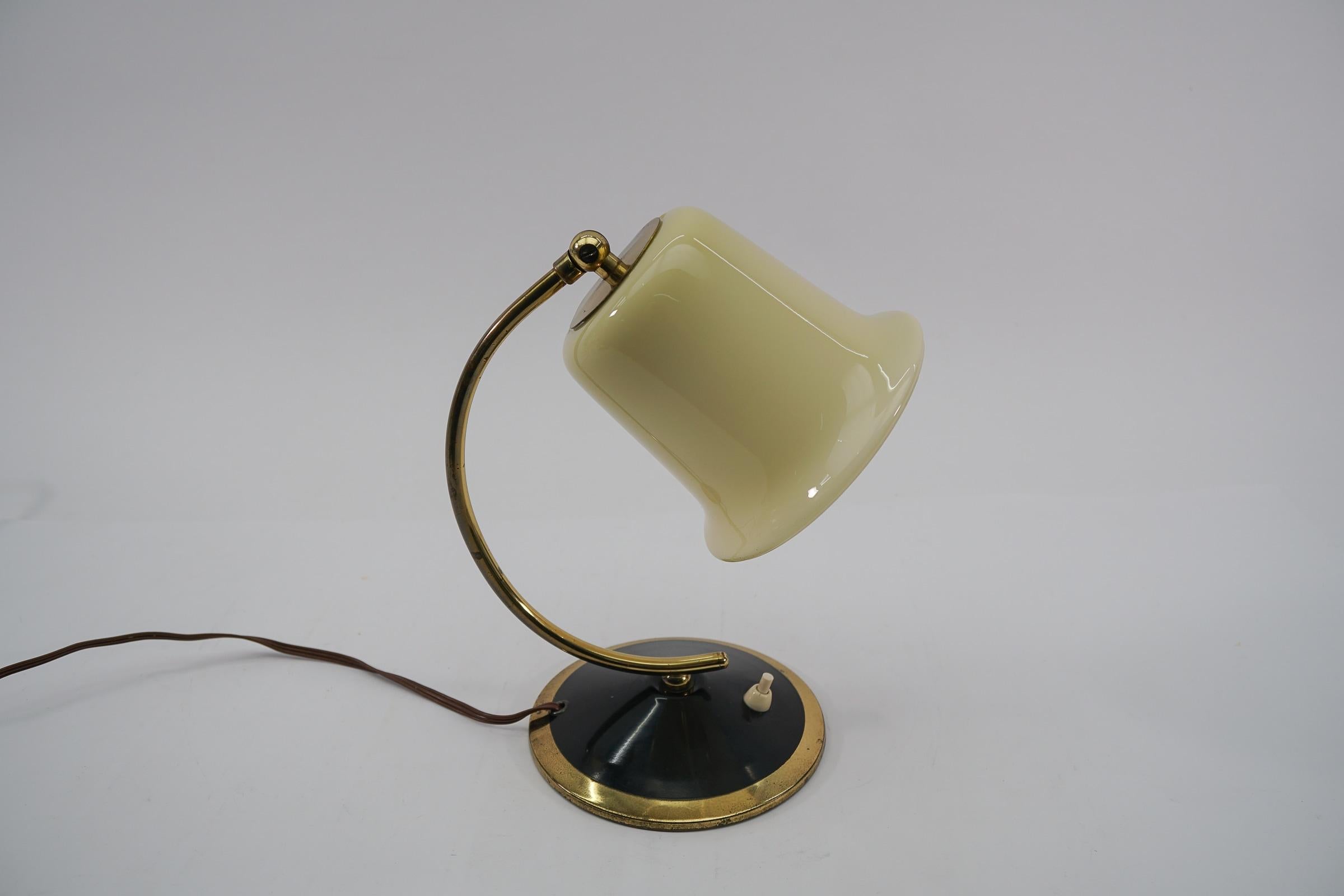 Mid-Century Modern Ravissante lampe de bureau du milieu du siècle en verre et laiton, Autriche, années 1950 en vente