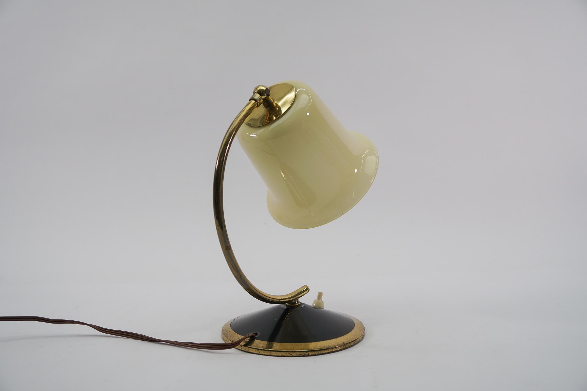 Autrichien Ravissante lampe de bureau du milieu du siècle en verre et laiton, Autriche, années 1950 en vente