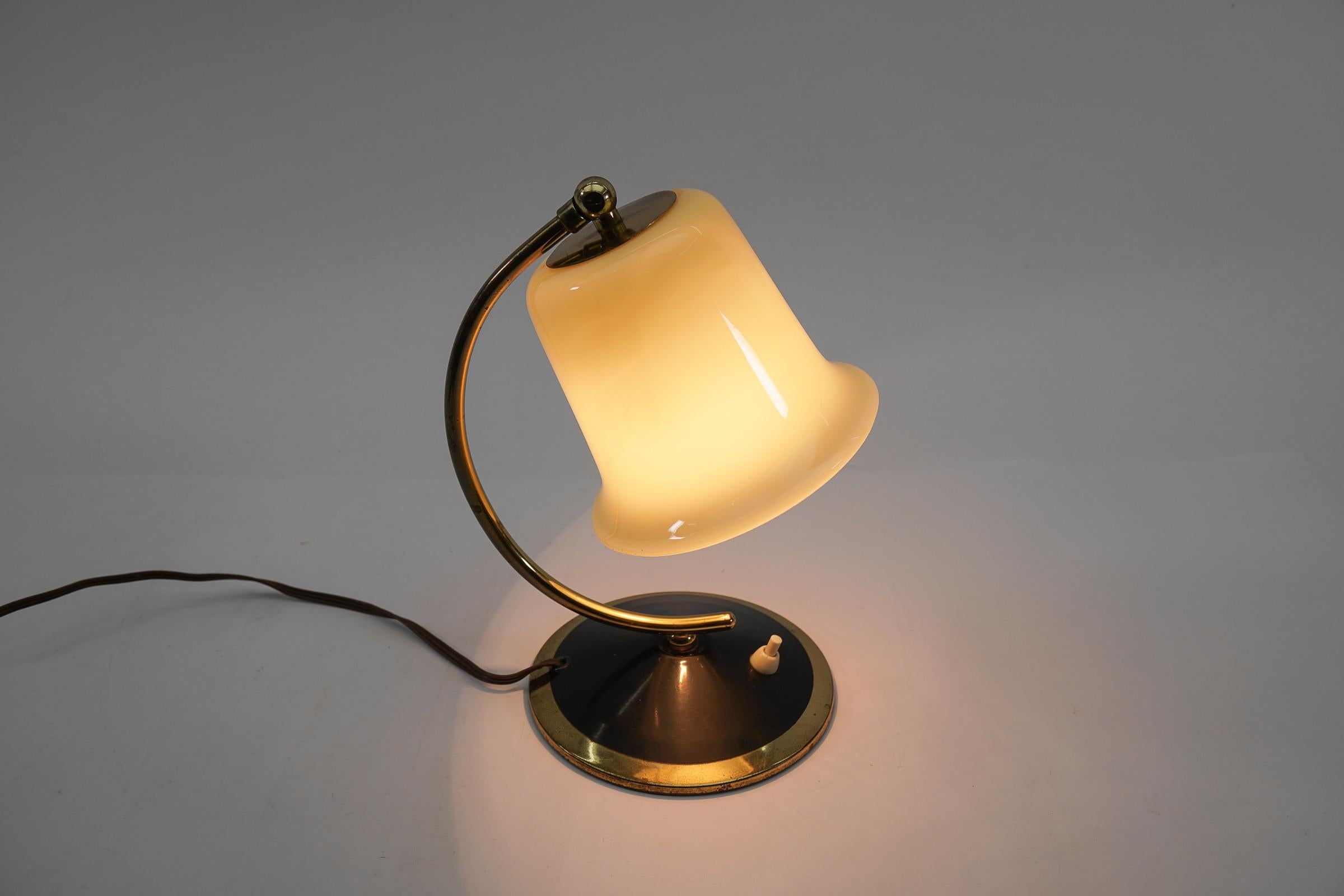Ravissante lampe de bureau du milieu du siècle en verre et laiton, Autriche, années 1950 Bon état - En vente à Nürnberg, Bayern