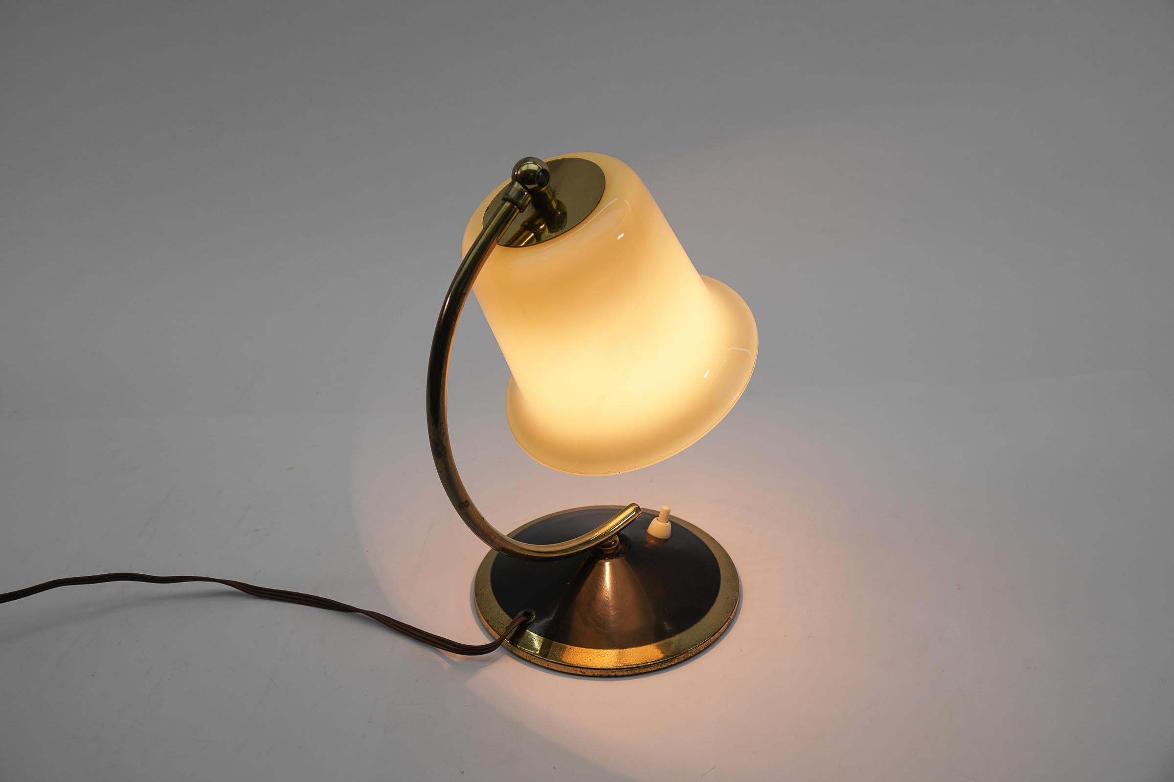 Milieu du XXe siècle Ravissante lampe de bureau du milieu du siècle en verre et laiton, Autriche, années 1950 en vente