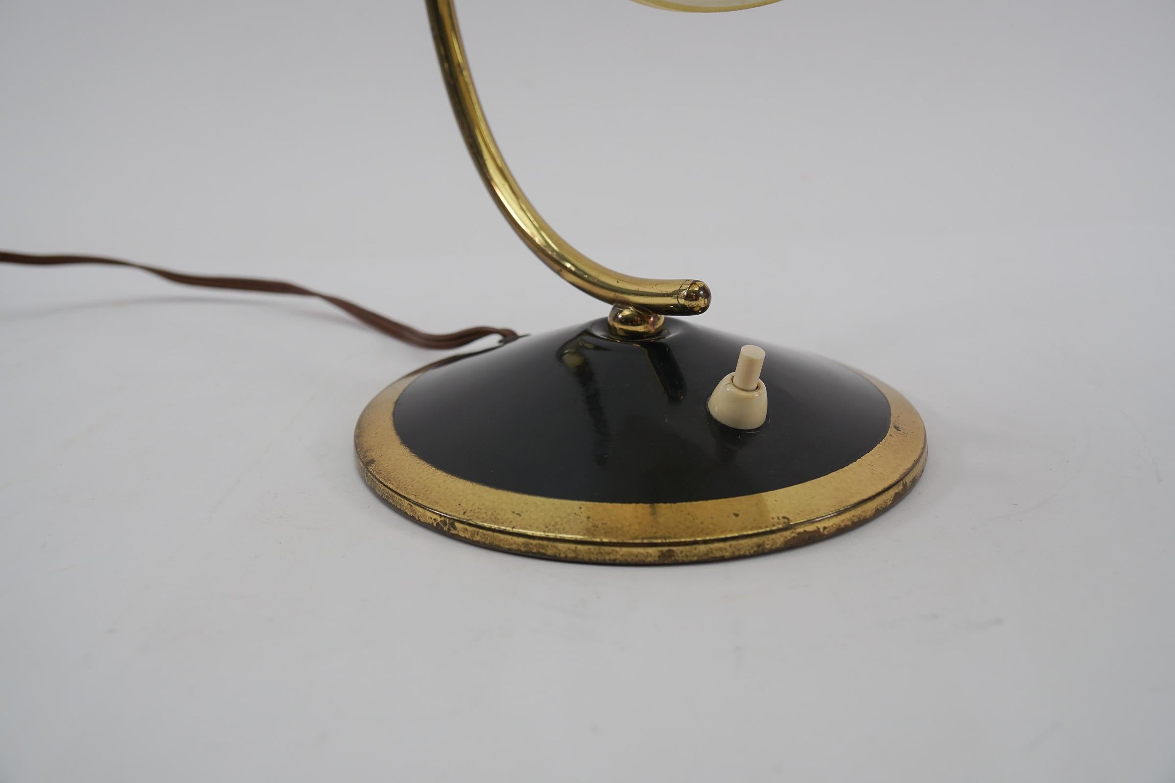 Lovely Midcentury Table Lampe Made in Glass and Brass, 1950s, Austria For Sale 1