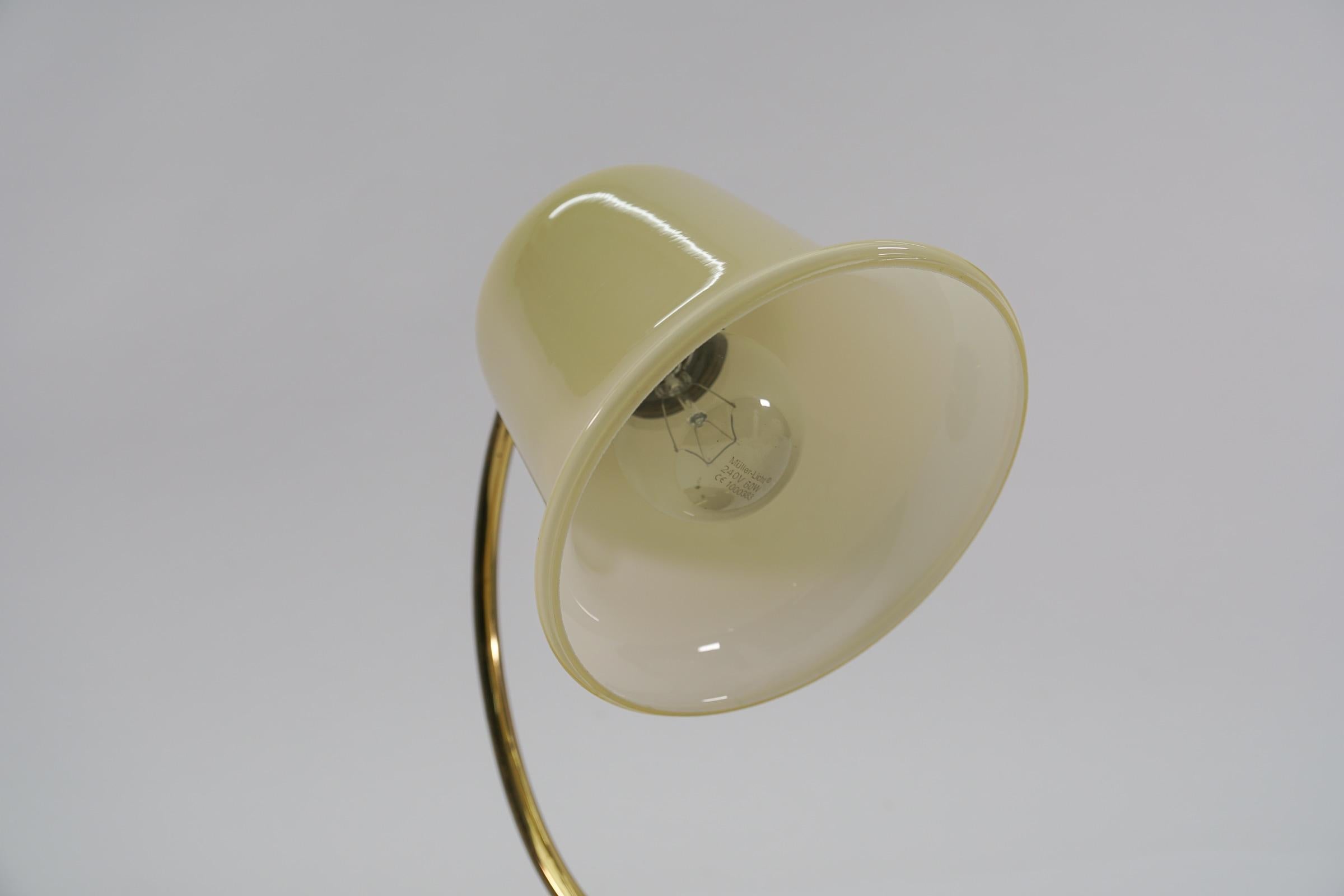 Ravissante lampe de bureau du milieu du siècle en verre et laiton, Autriche, années 1950 en vente 1
