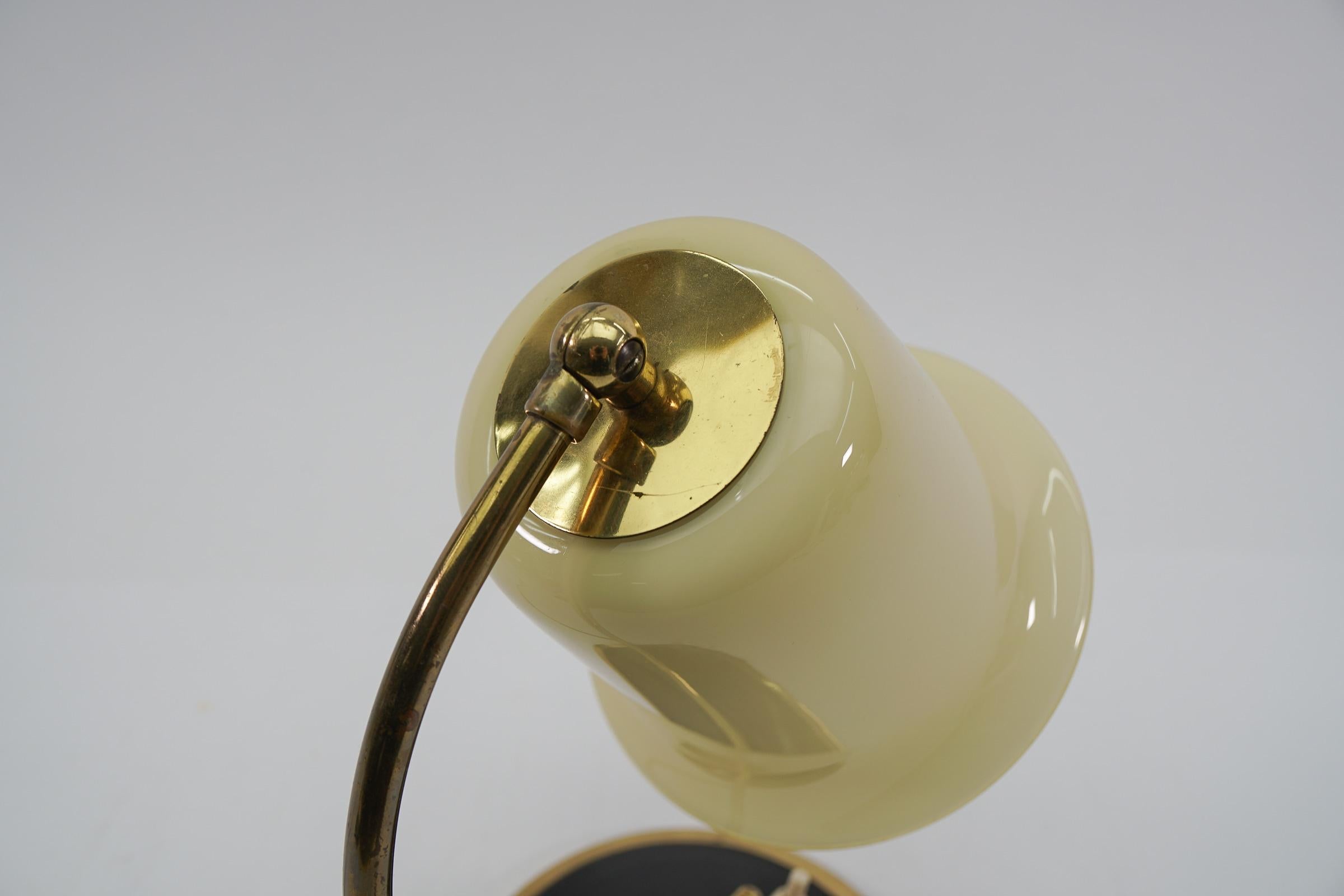 Lovely Midcentury Table Lampe Made in Glass and Brass, 1950s, Austria For Sale 3