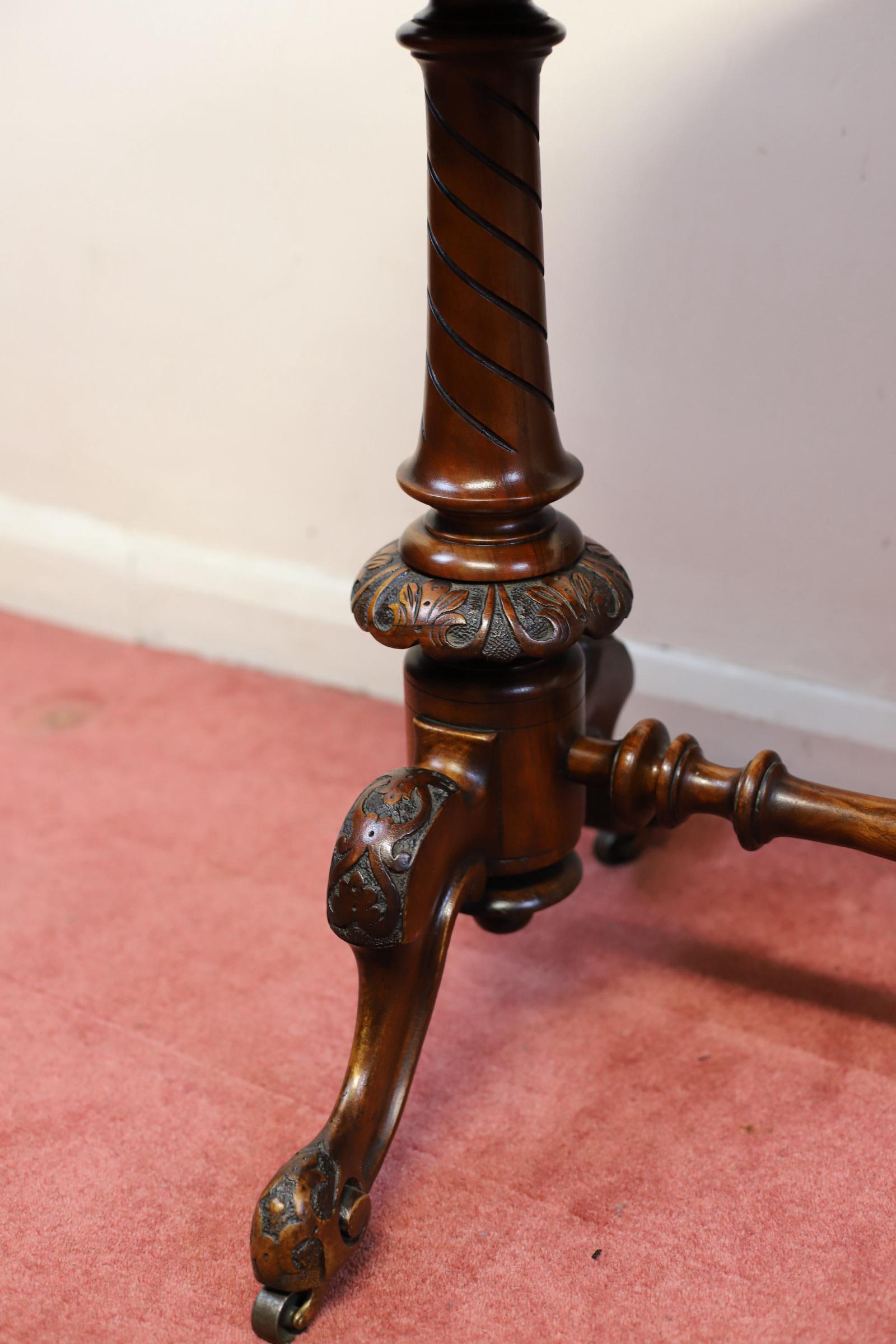 Lovely Mid-Victorian Burr Walnut Kidney Shaped Table  For Sale 10