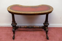 Charmante table en forme de rein en ronce de noyer du milieu de l'époque victorienne