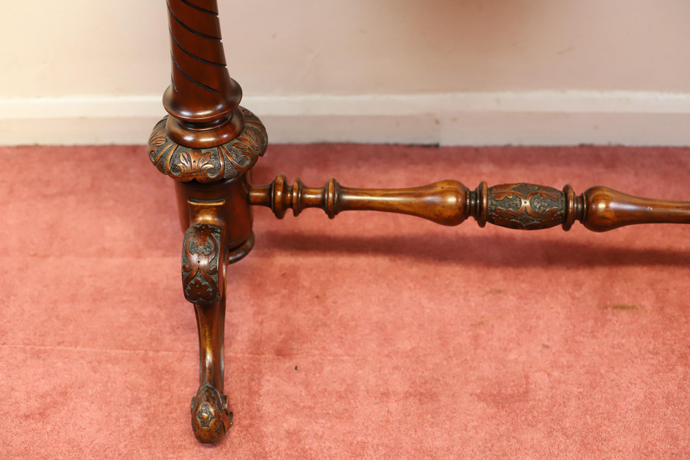 Lovely Mid-Victorian Burr Walnut Kidney Shaped Table  In Good Condition For Sale In Crawley, GB