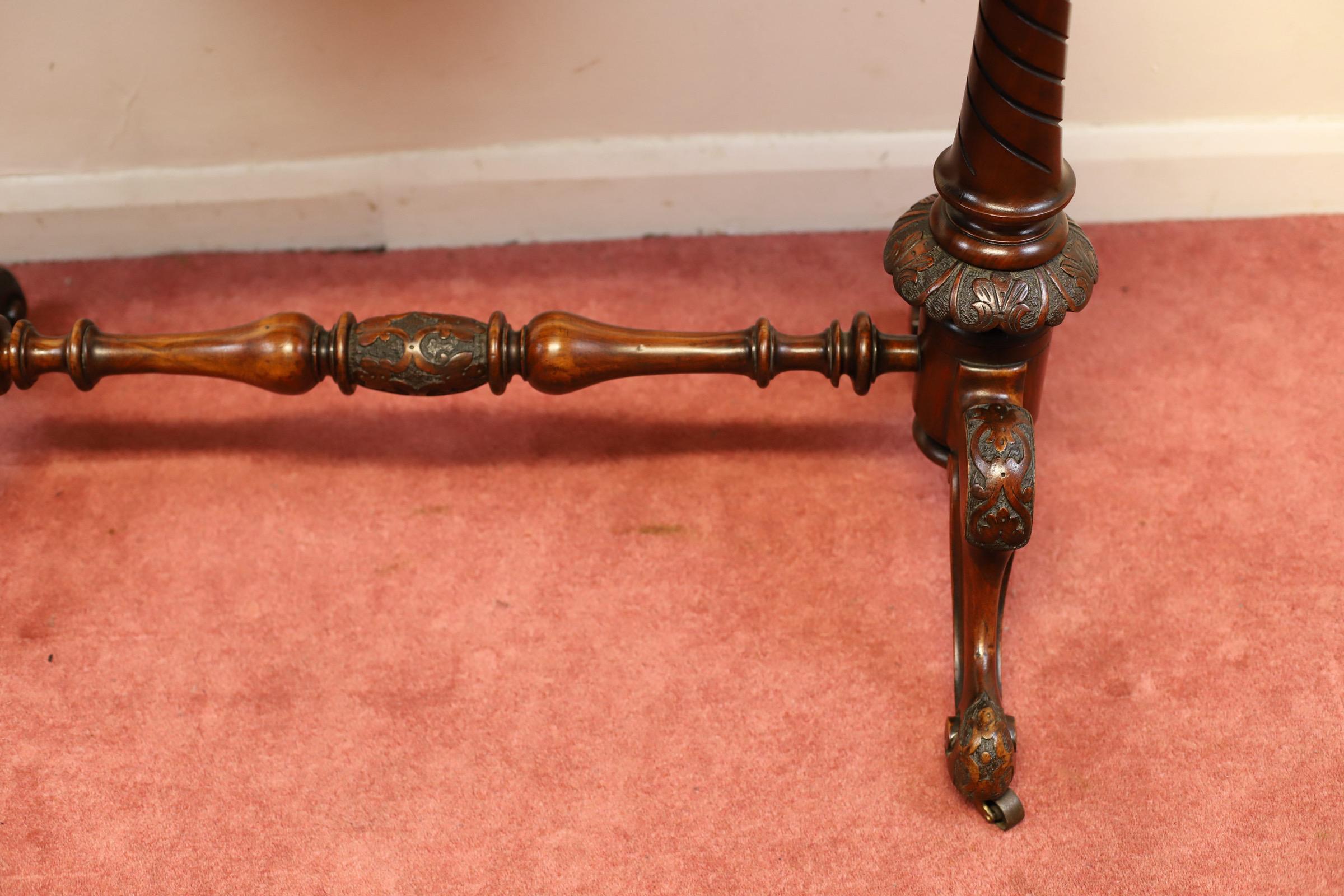 19th Century Lovely Mid-Victorian Burr Walnut Kidney Shaped Table  For Sale