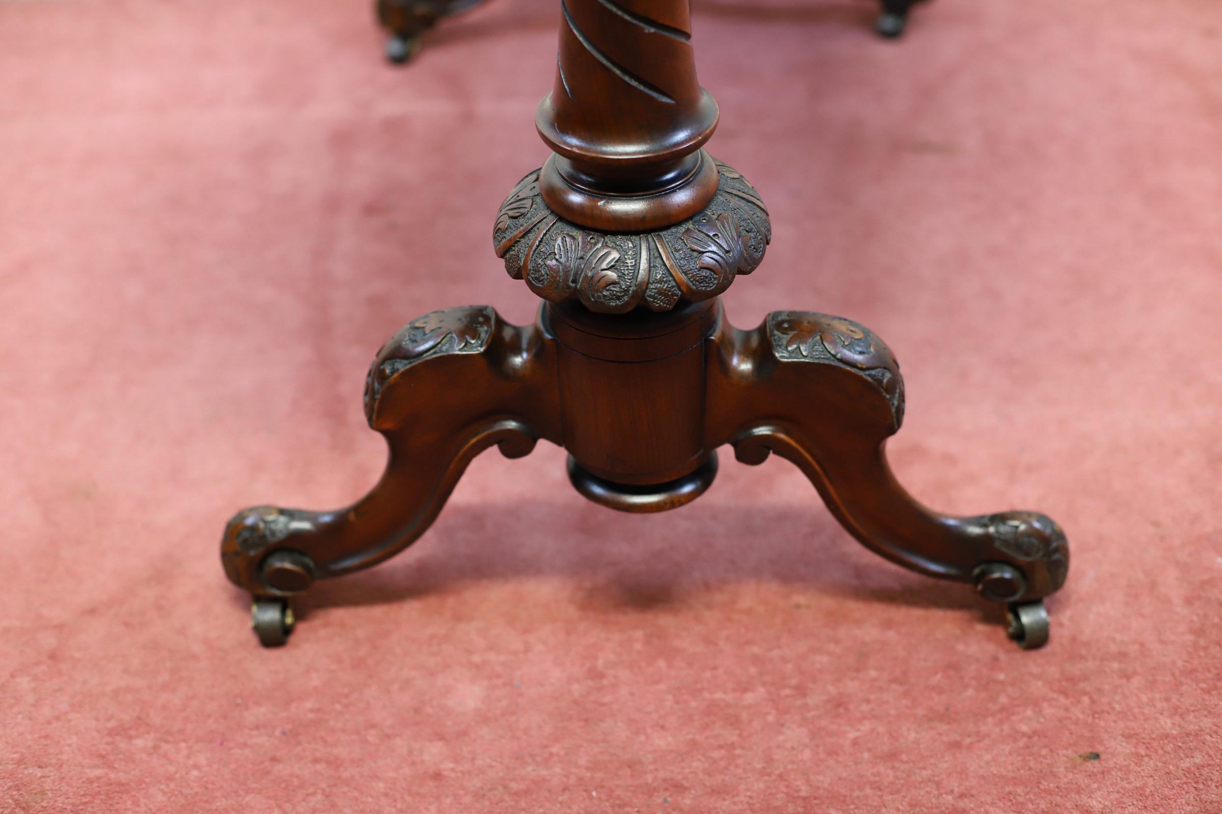 Lovely Mid-Victorian Burr Walnut Kidney Shaped Table  For Sale 2