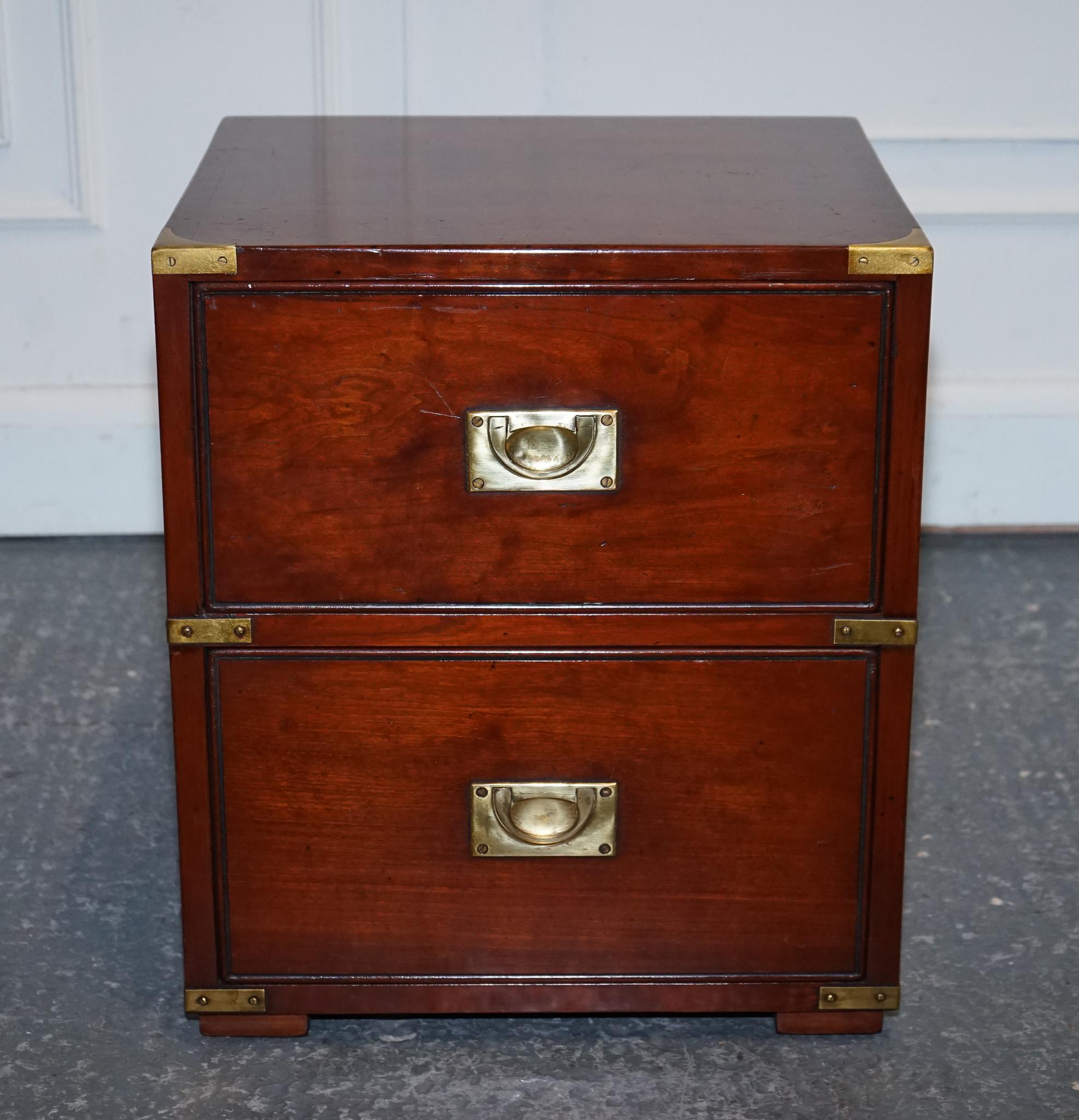 LOVELY MILITARY CAMPAIGN HARRODS KENNEDY BEDSIDE NiGHTSTAND TWO DRAWERS In Good Condition For Sale In Pulborough, GB